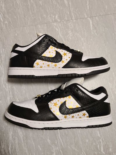 Supreme × Nike SB Dunk Low OG QS Gold Stars "White/Black"