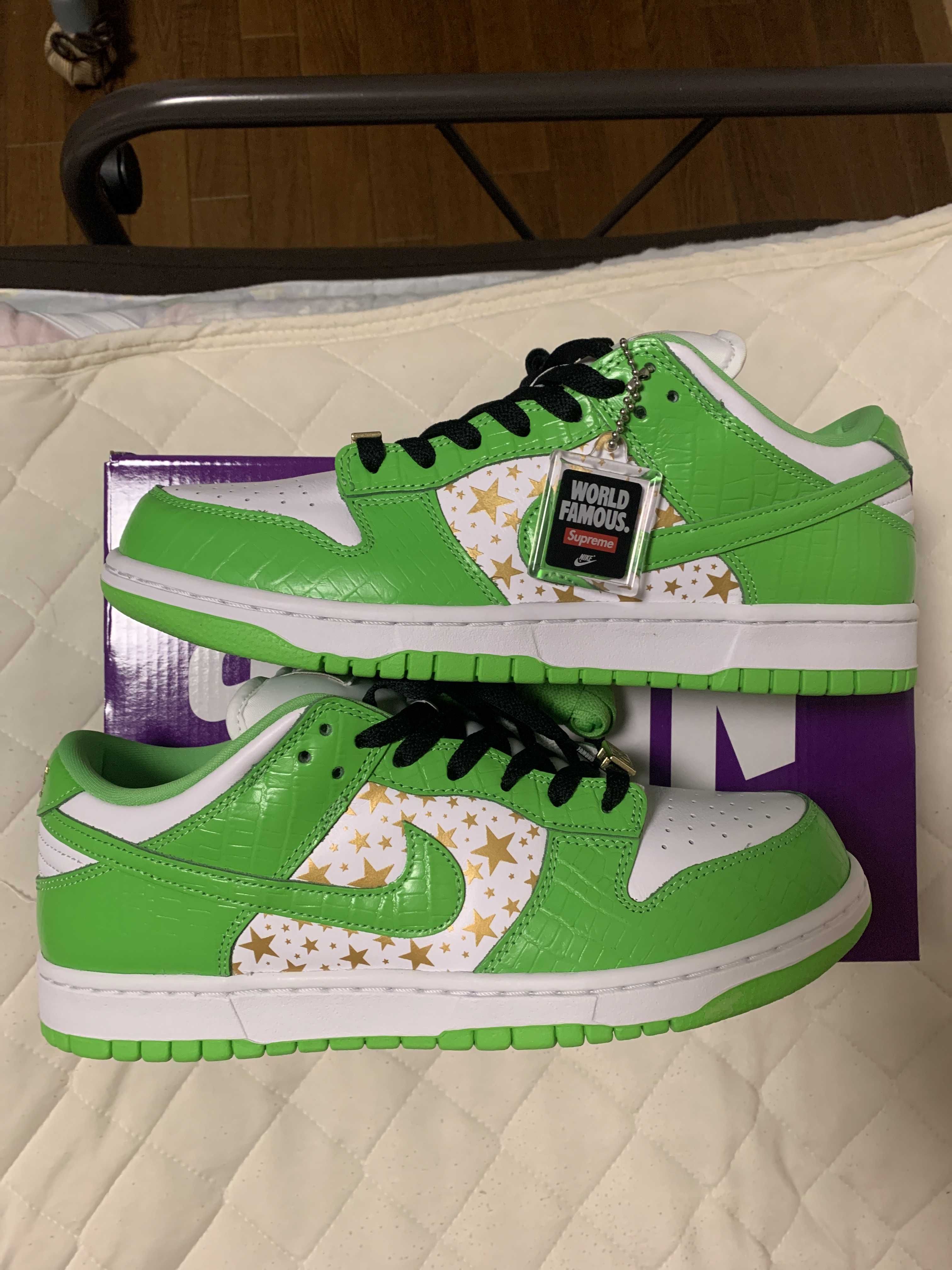 Supreme × Nike SB Dunk Low OG QS Gold Stars "White/Mean Green"