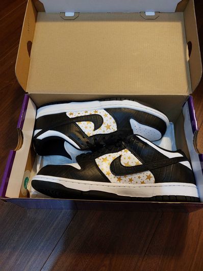 Supreme × Nike SB Dunk Low OG QS Gold Stars "White/Black"