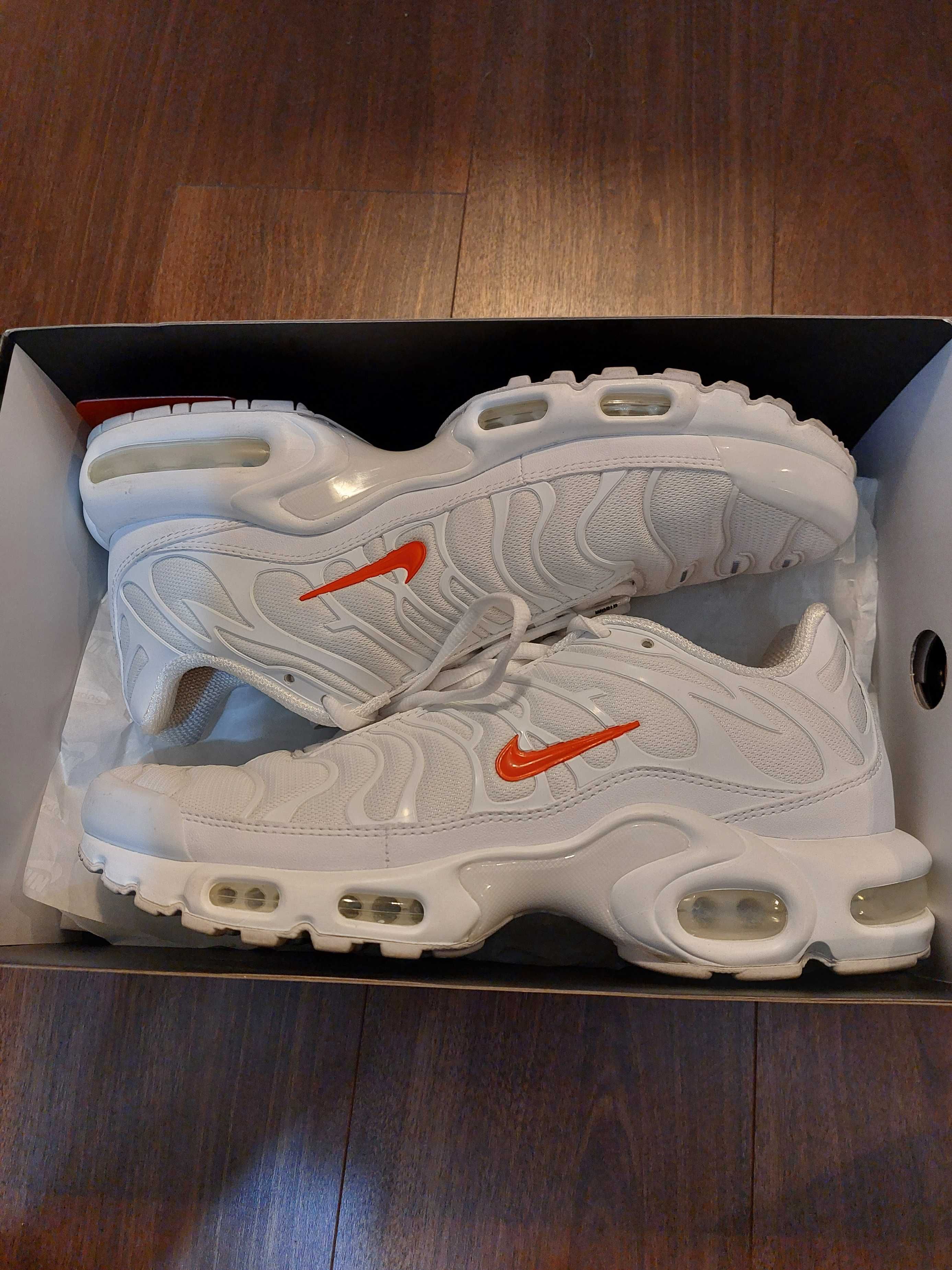 Supreme x Nike Air Max Plus TN "White/Speed Red"