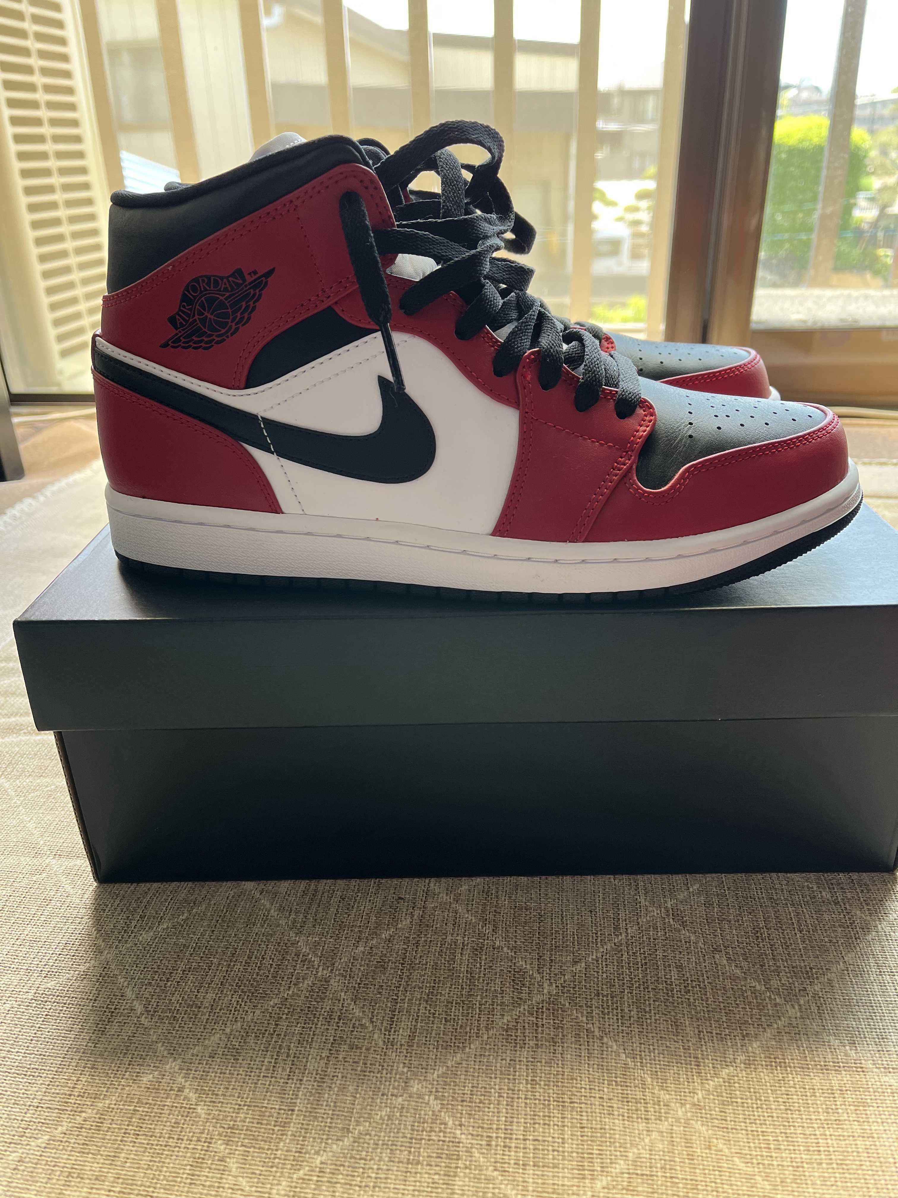 Nike Air Jordan 1 Mid "Chicago Black Toe"