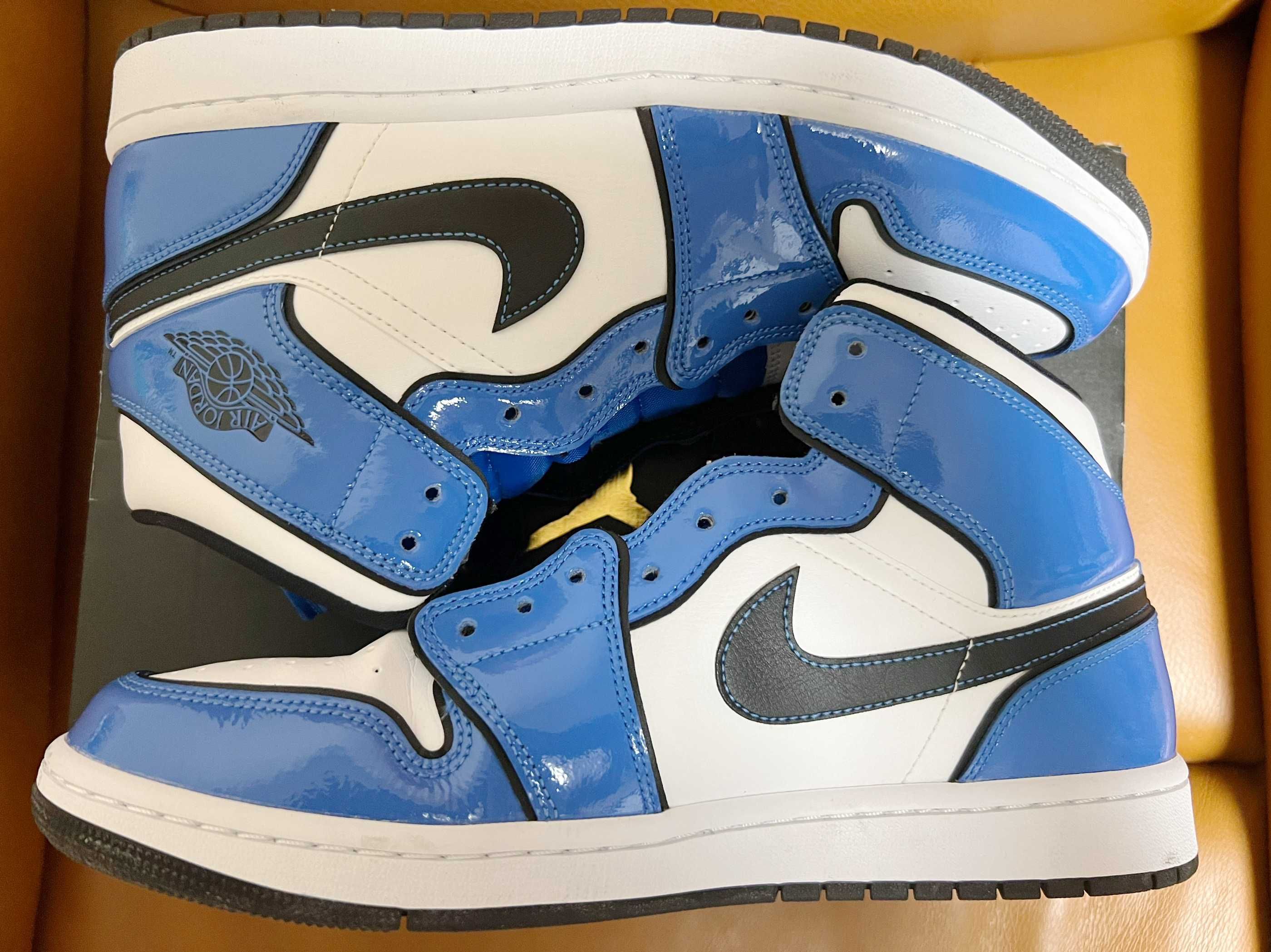 Nike Air Jordan 1 Mid SE "Signal Blue"