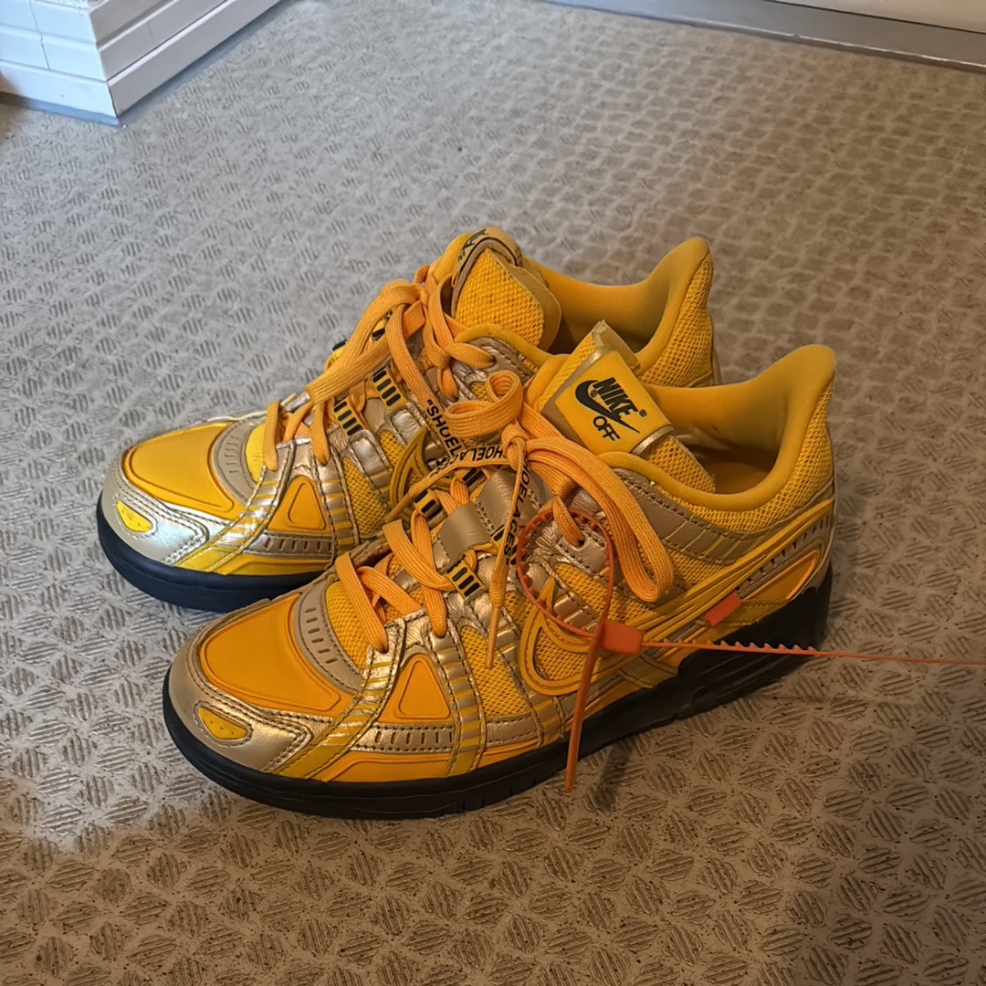 オフホワイト × ナイキ エアラバーダンク "ユニバーシティゴールド"