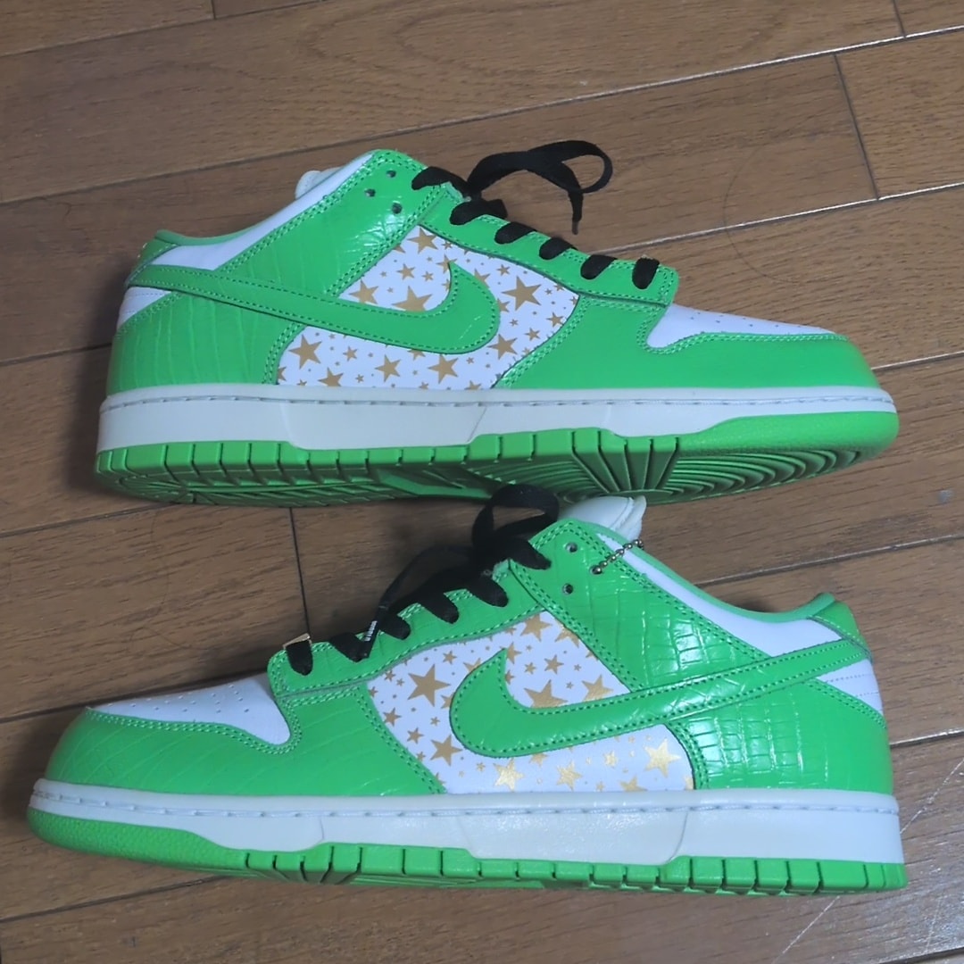 Supreme × Nike SB Dunk Low OG QS Gold Stars "White/Mean Green"