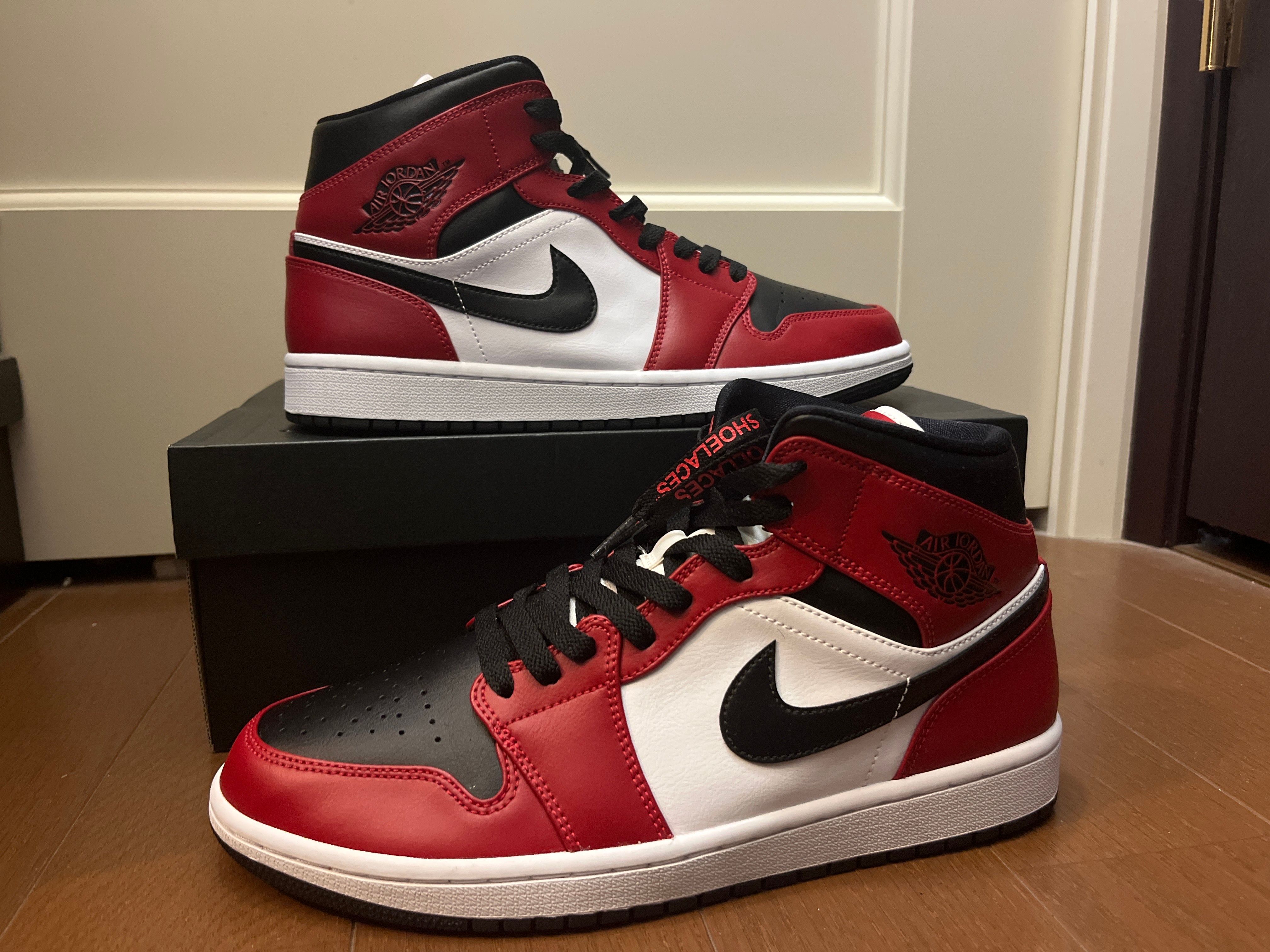 Nike Air Jordan 1 Mid "Chicago Black Toe"