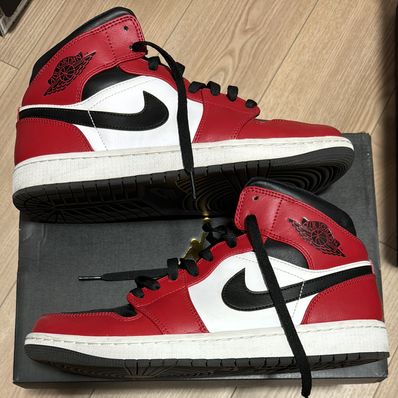 Nike Air Jordan 1 Mid "Chicago Black Toe"