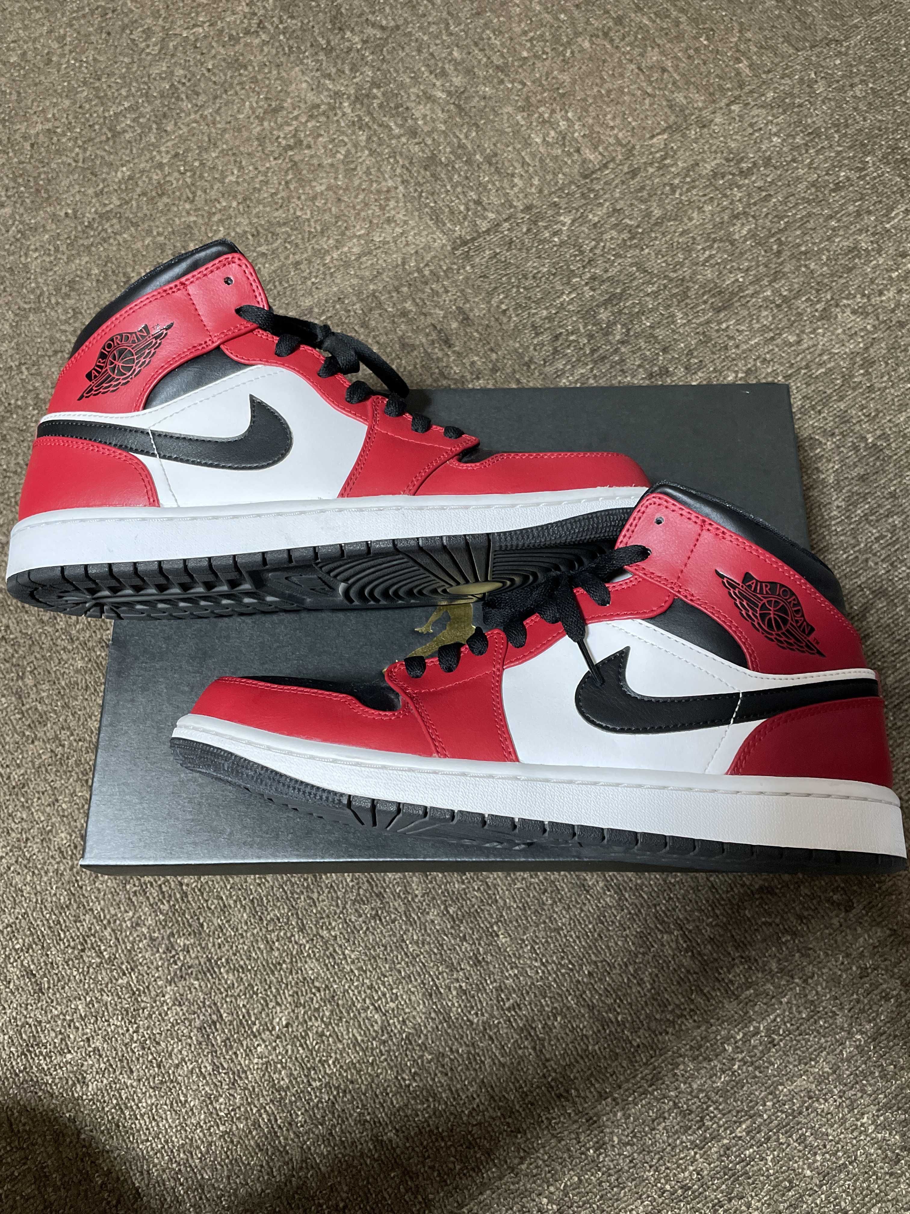 Nike Air Jordan 1 Mid "Chicago Black Toe"
