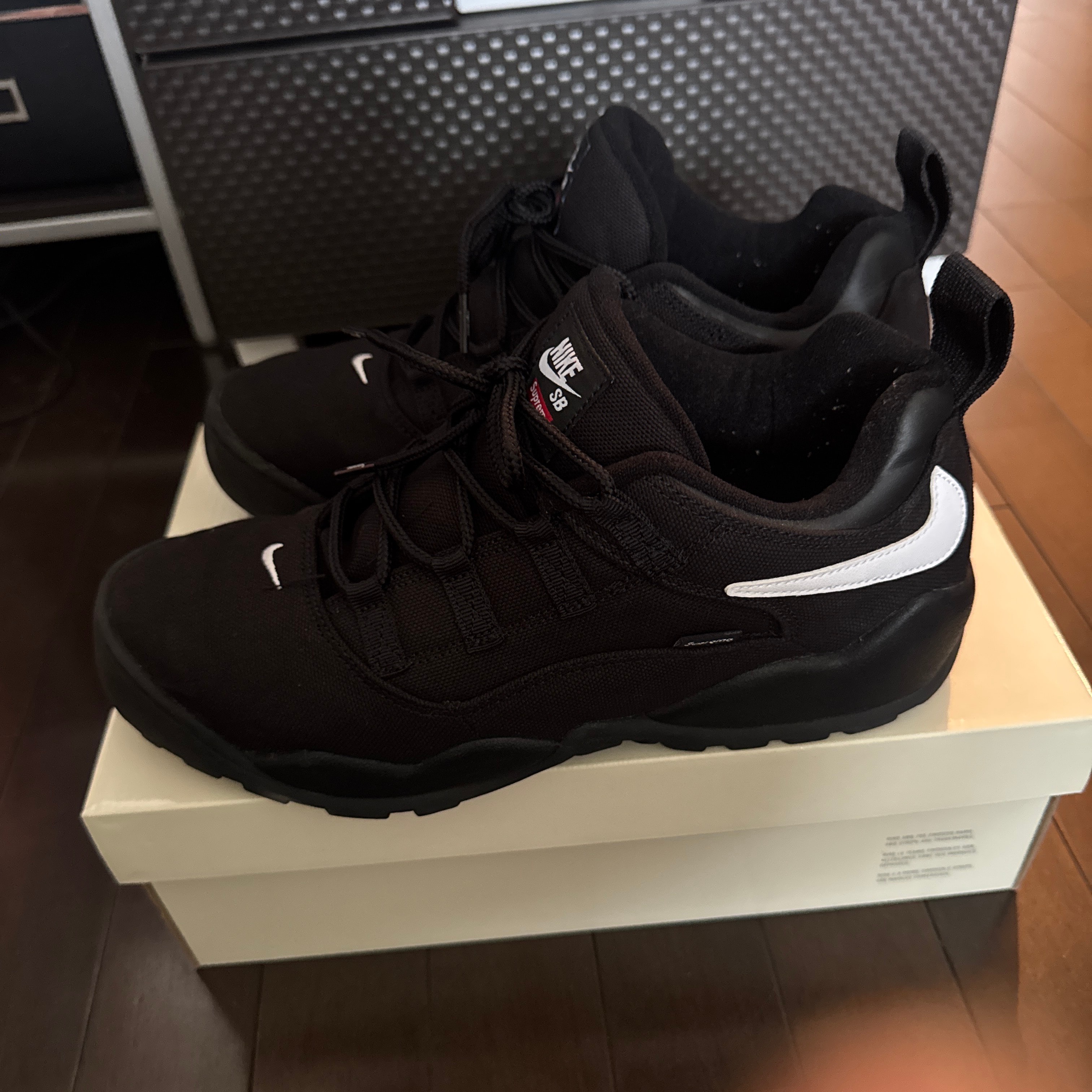 シュプリーム × ナイキ SB ダーウィン ロー "ブラック"