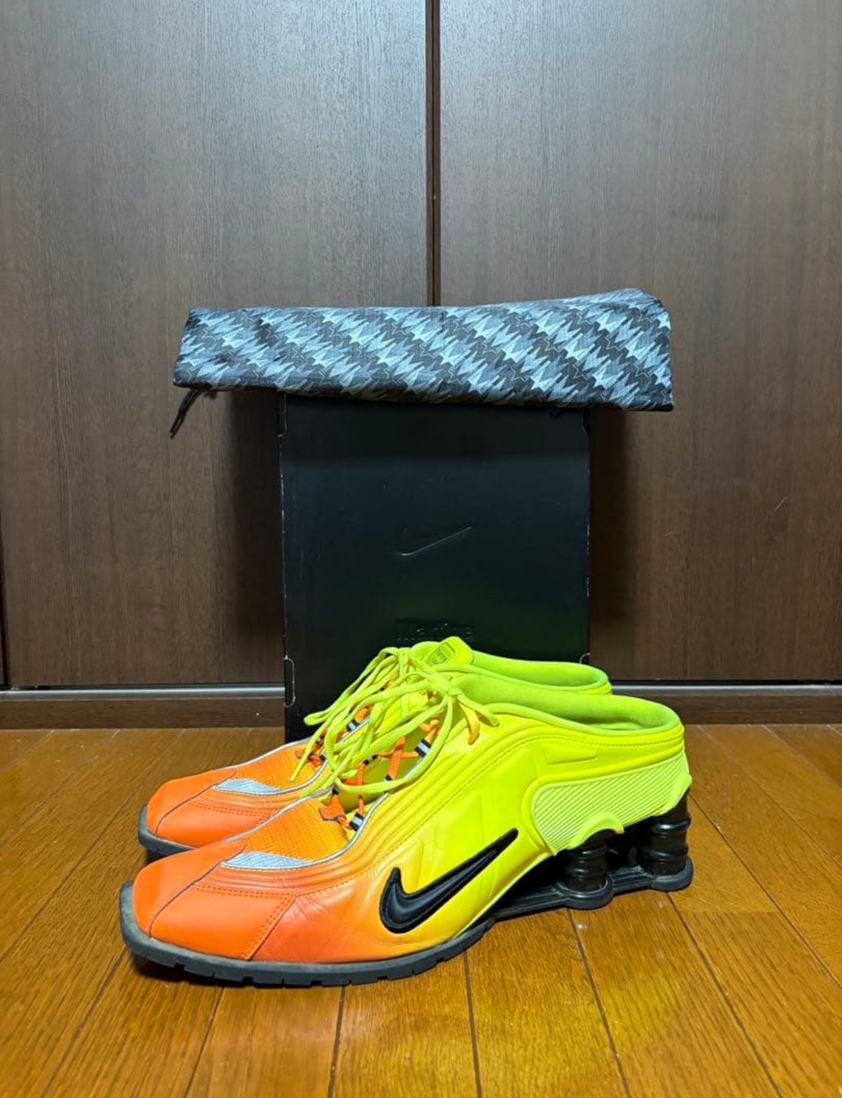 マーティンローズ × ナイキ ウィメンズ ショックス MR4 "セーフティオレンジ"