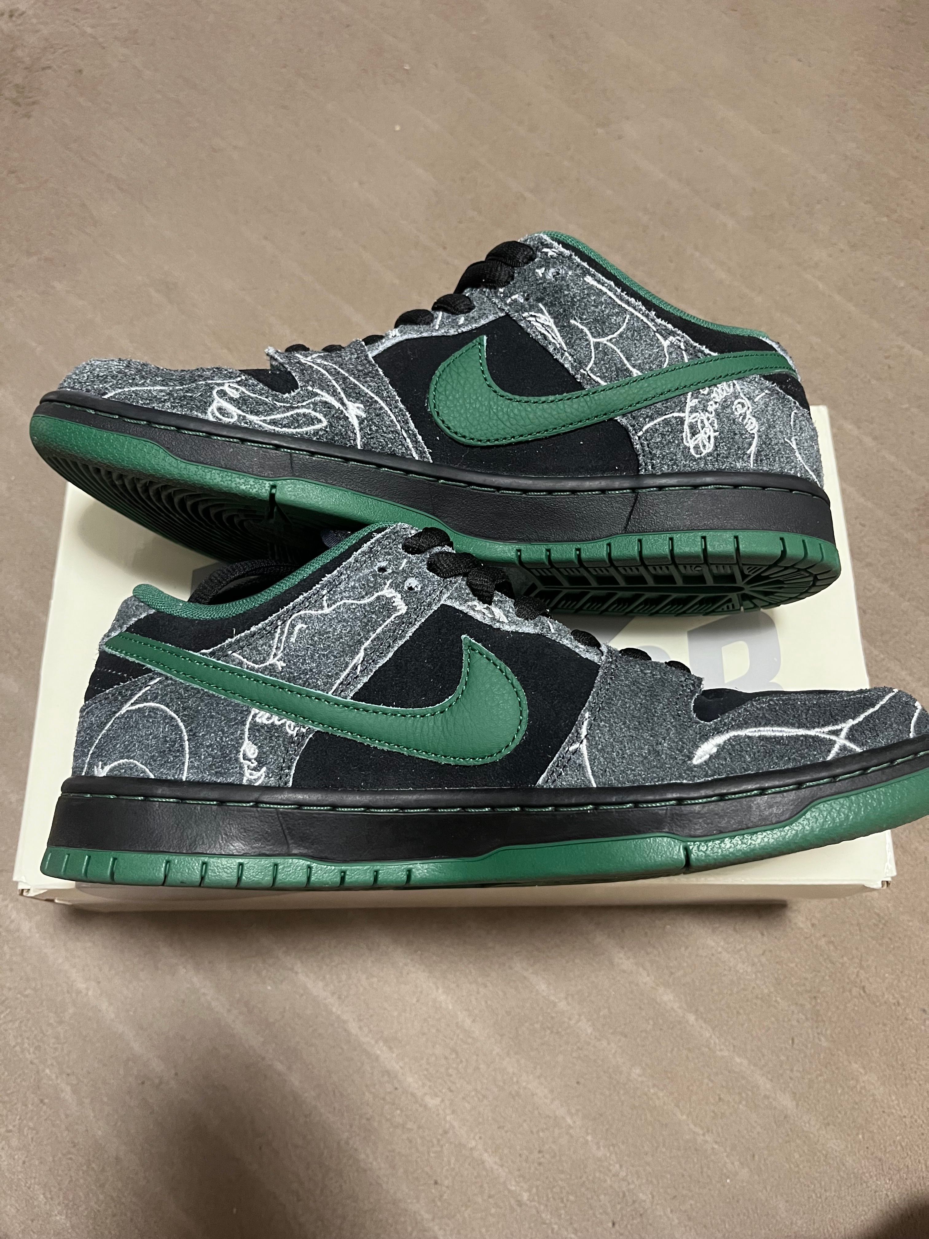 There Skateboards × Nike SB Dunk Low Pro "Anthracite and Gorge Green"