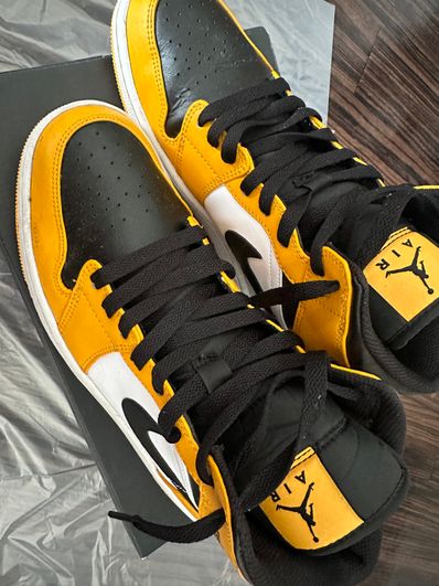 Nike Air Jordan 1 Mid "Taxi"