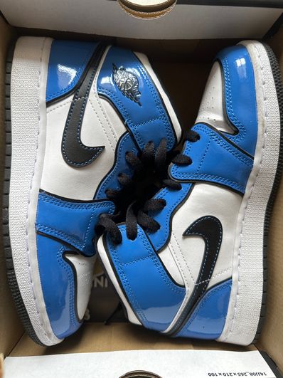 Nike GS Air Jordan 1 Mid SE "Signal Blue"