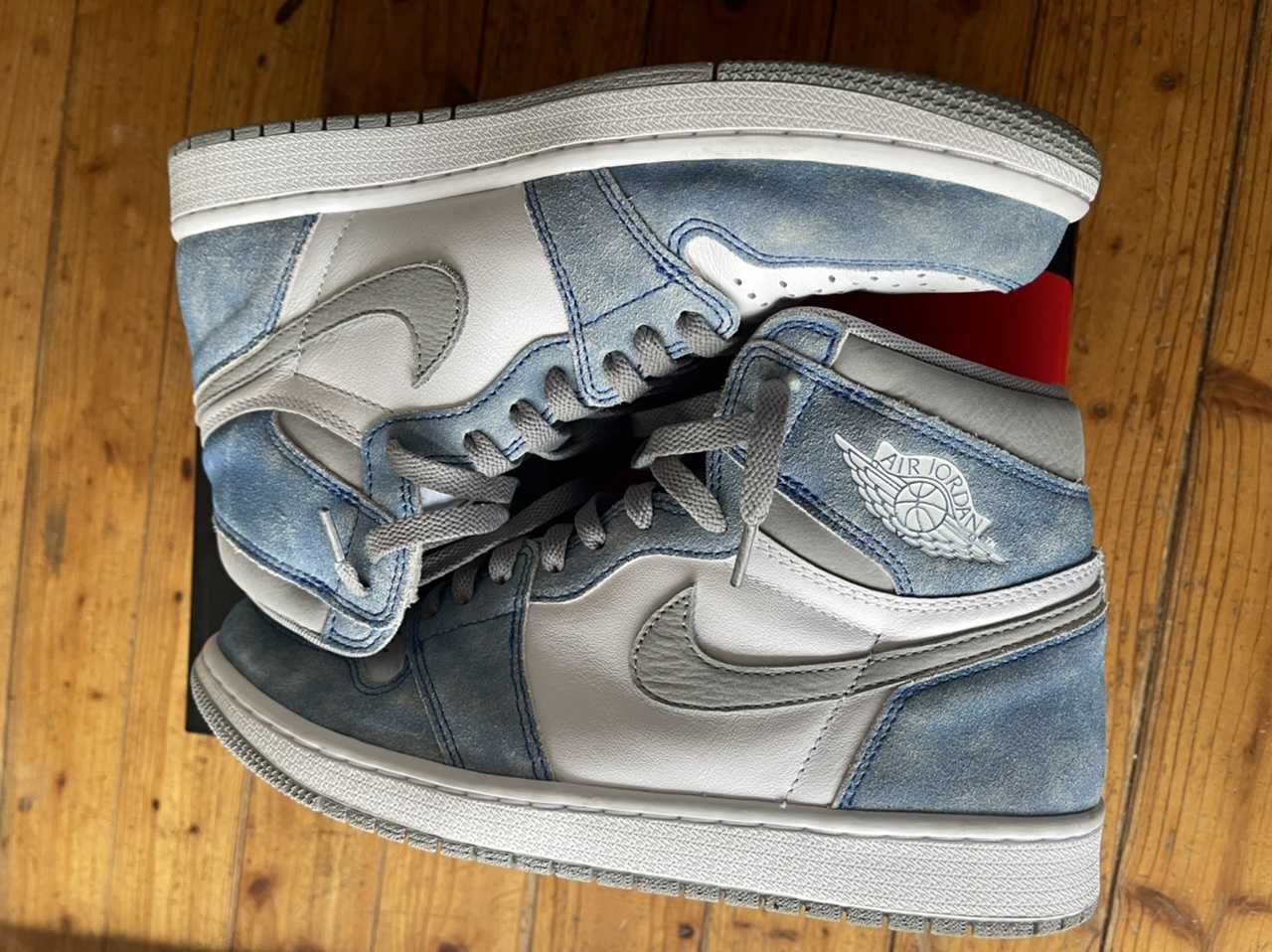 Nike Air Jordan 1 High OG "Hyper Royal"