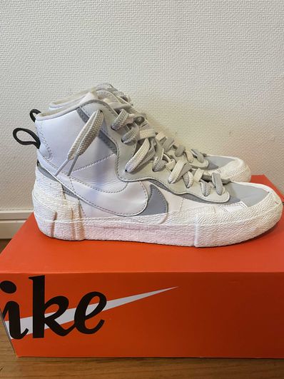 sacai × NIKE BLAZER MID "WHITE/WOLF GREY"