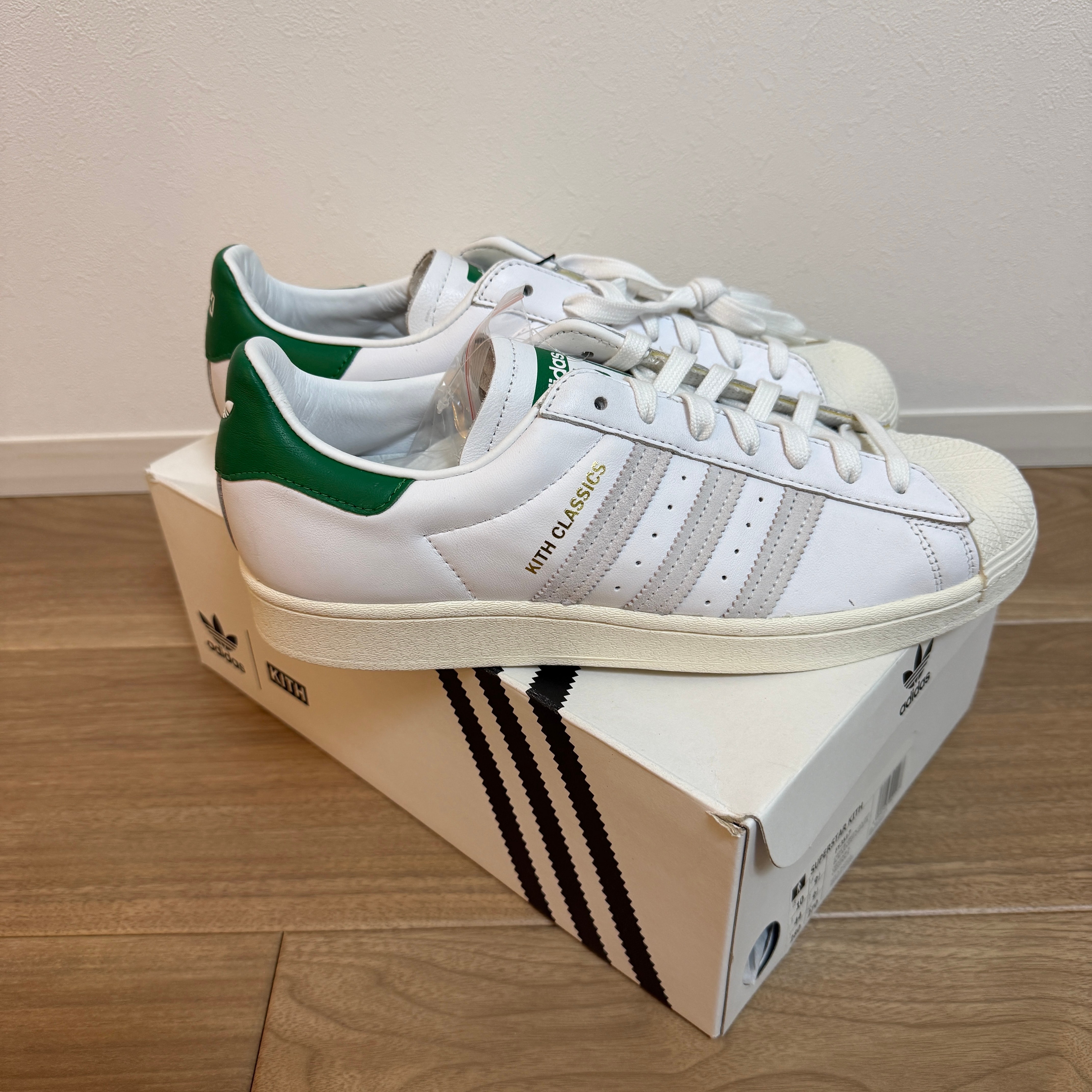 キス × アディダス スーパースター クラシックス プログラム "ホワイト/フェアウェイ/ゴールド"