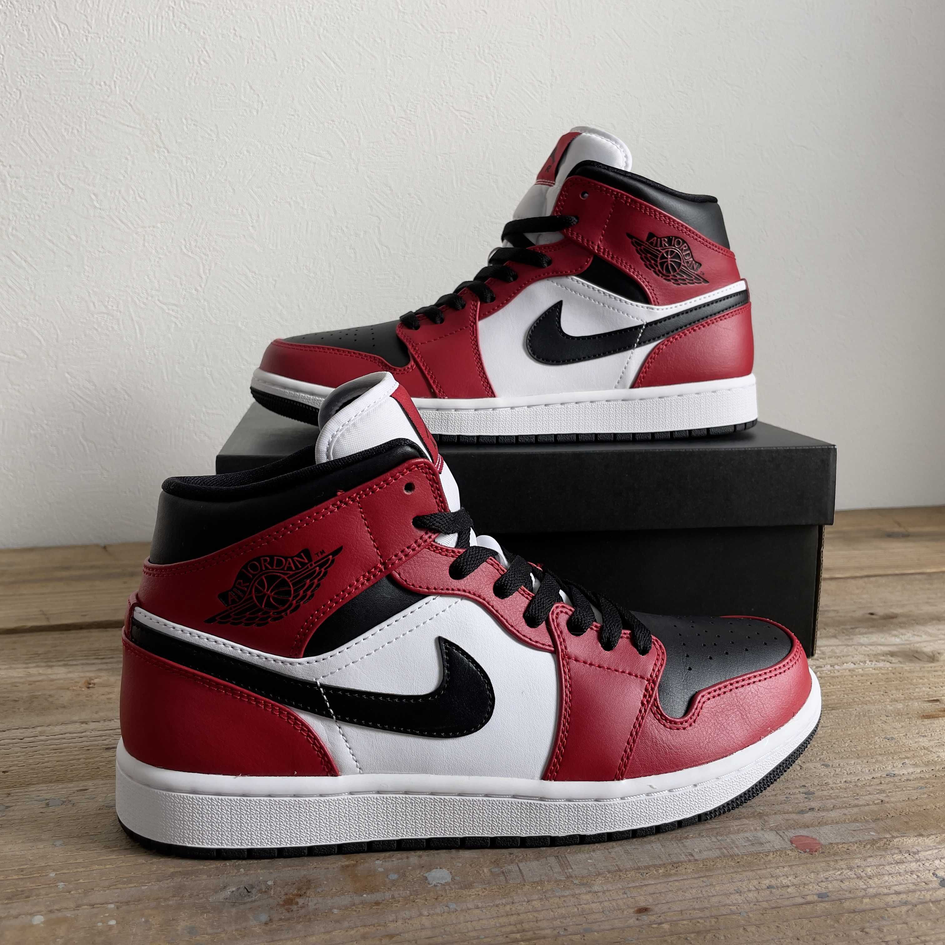 Nike Air Jordan 1 Mid "Chicago Black Toe"