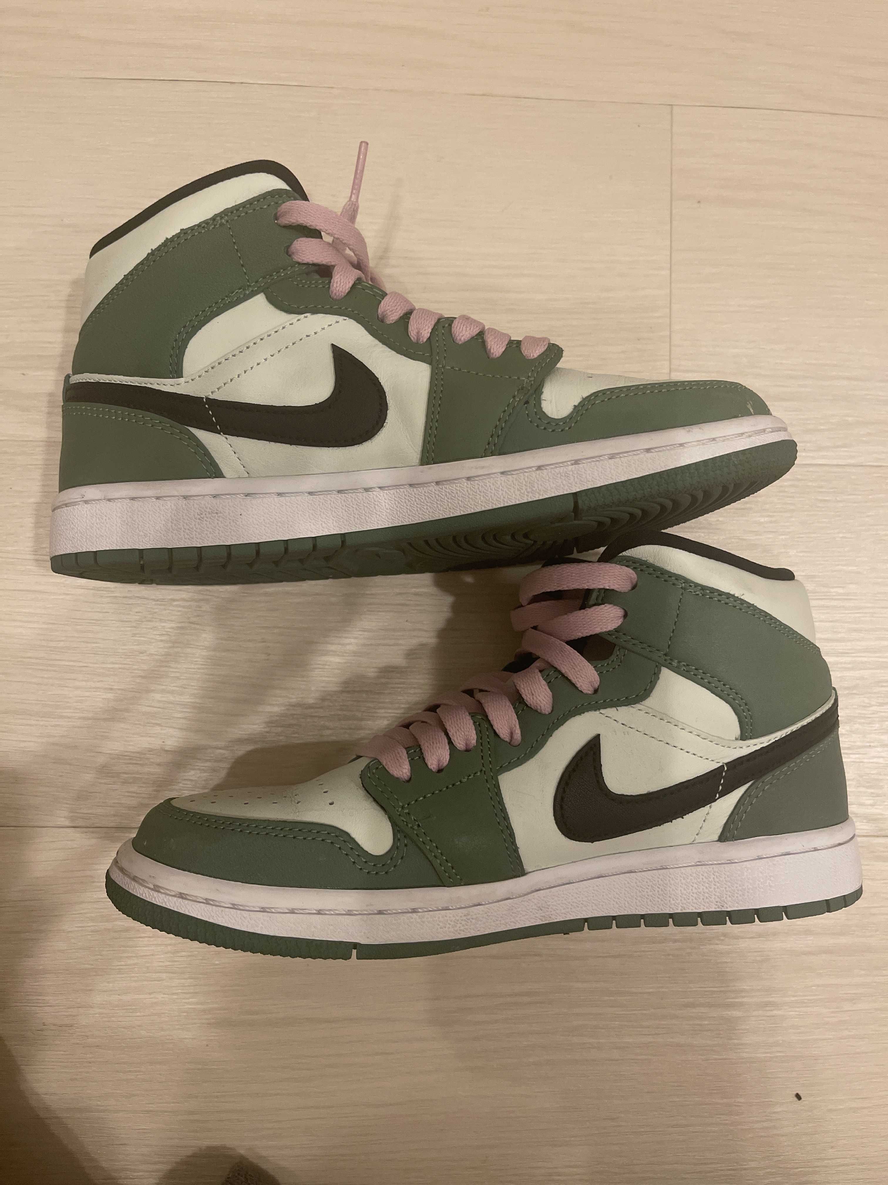 NIKE Women's AIR JORDAN 1 MID SE "DUTCH GREEN"