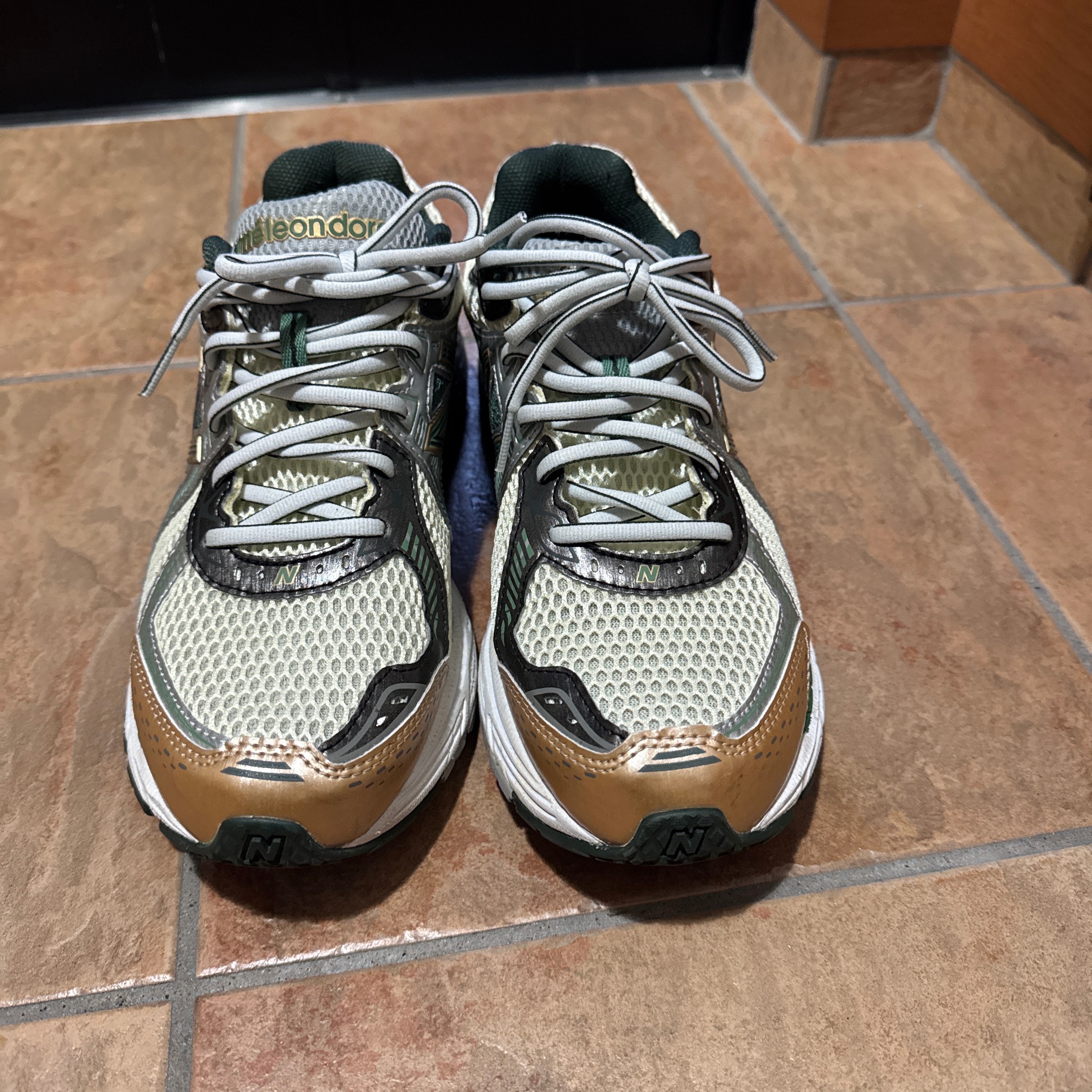 エメレオンドレ × ニューバランス 860V2 "グリーン"