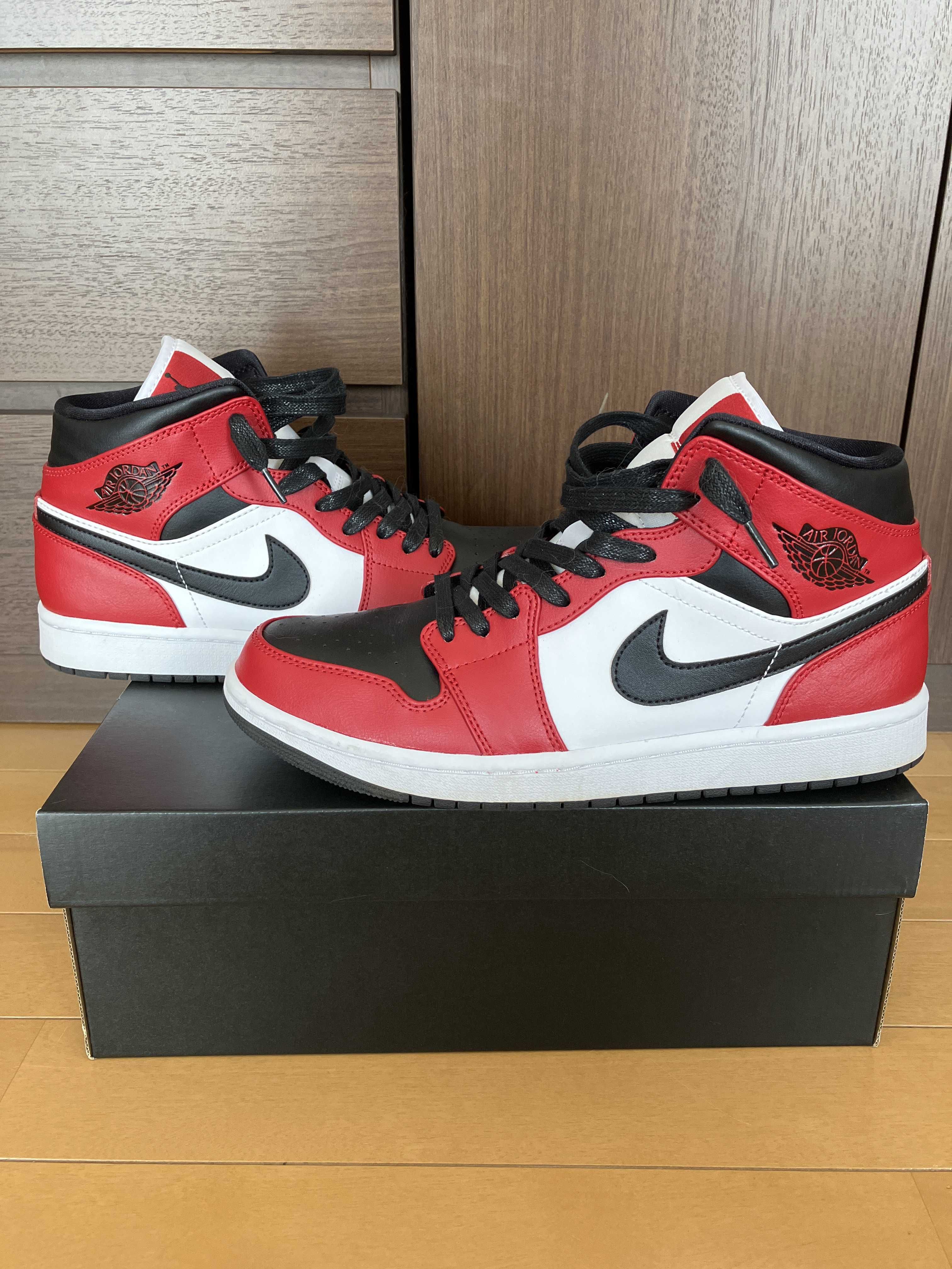 Nike Air Jordan 1 Mid "Chicago Black Toe"