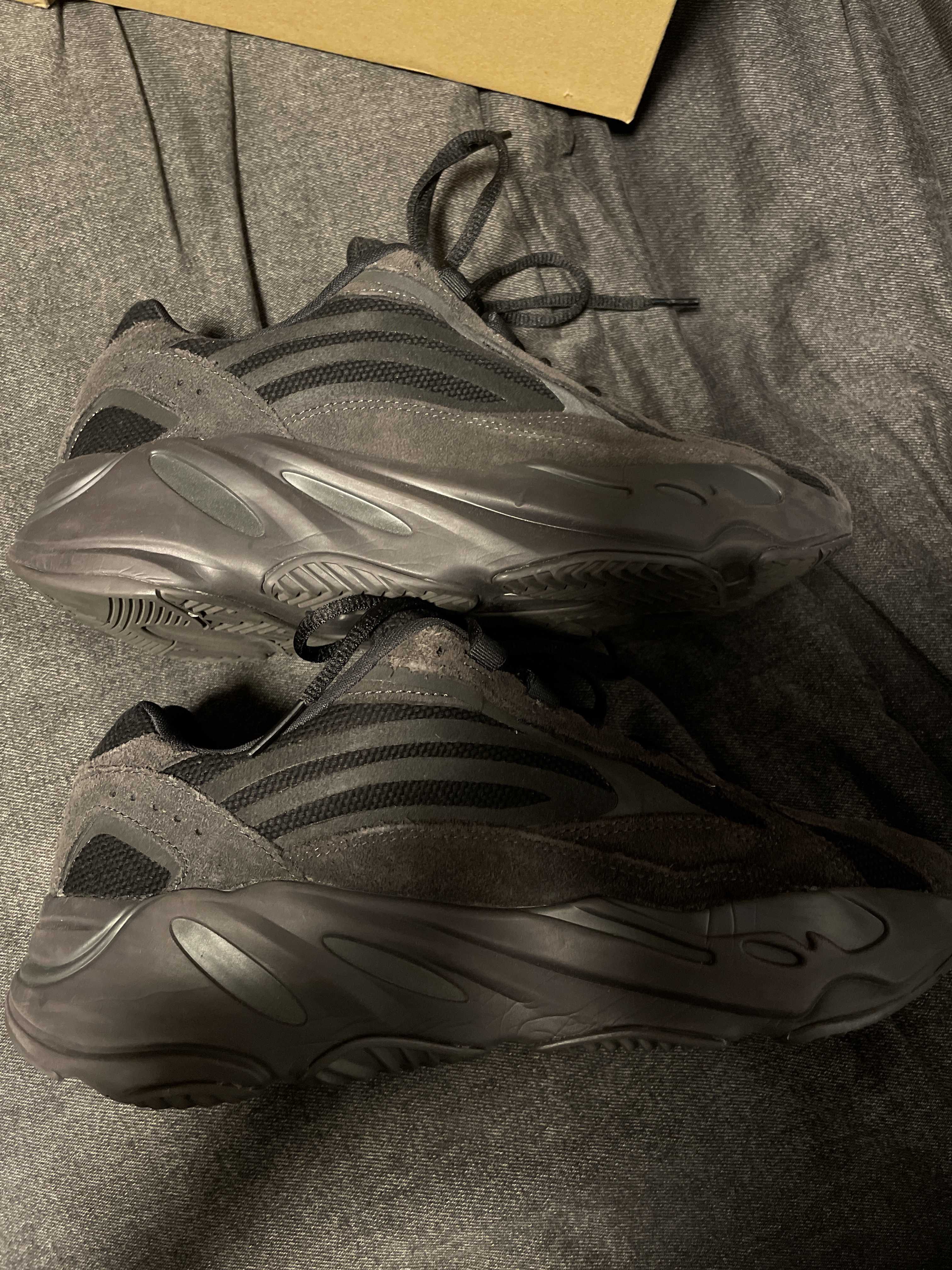 adidas YEEZY BOOST 700 V2 "Vanta"