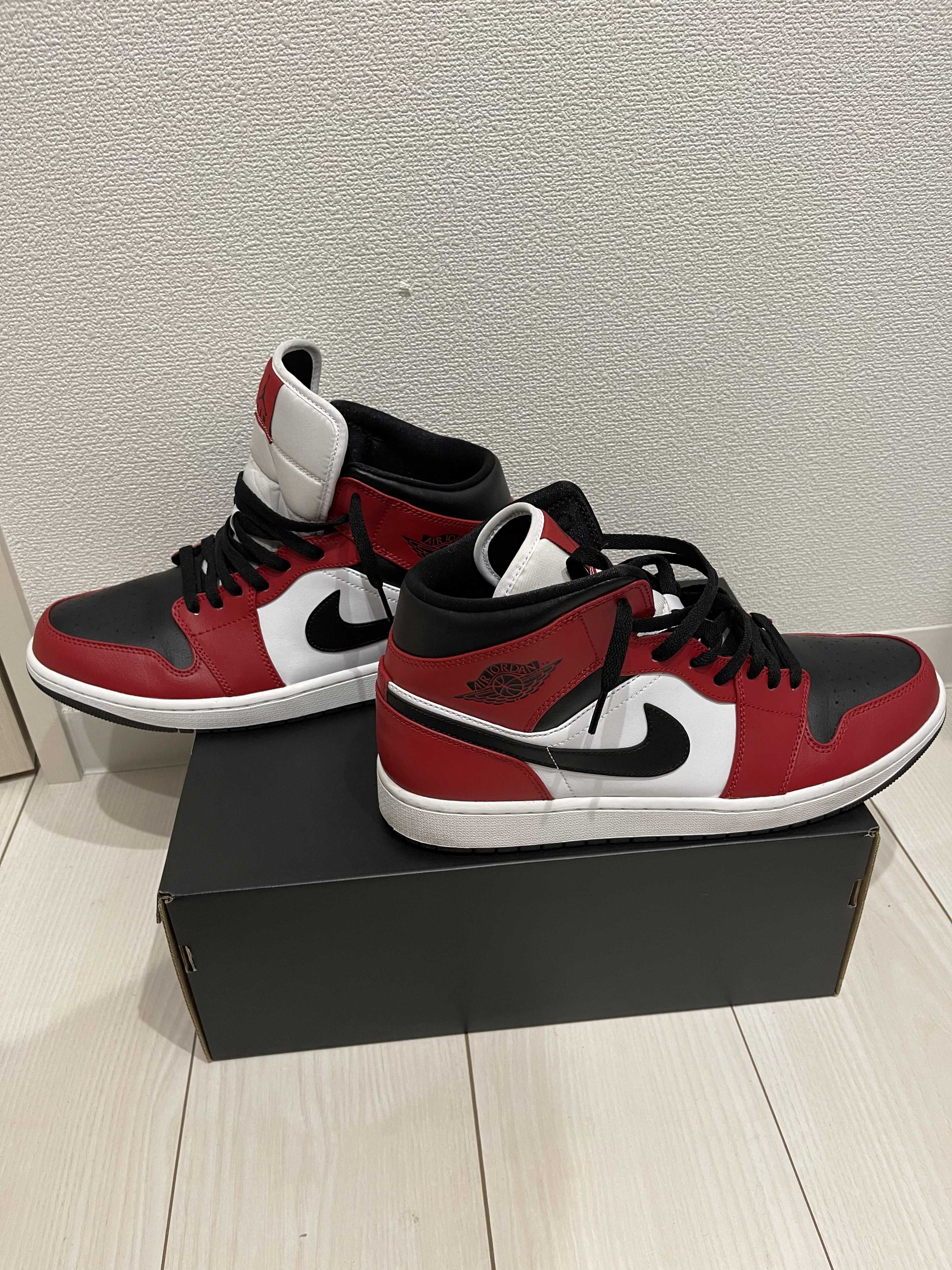 Nike Air Jordan 1 Mid "Chicago Black Toe"