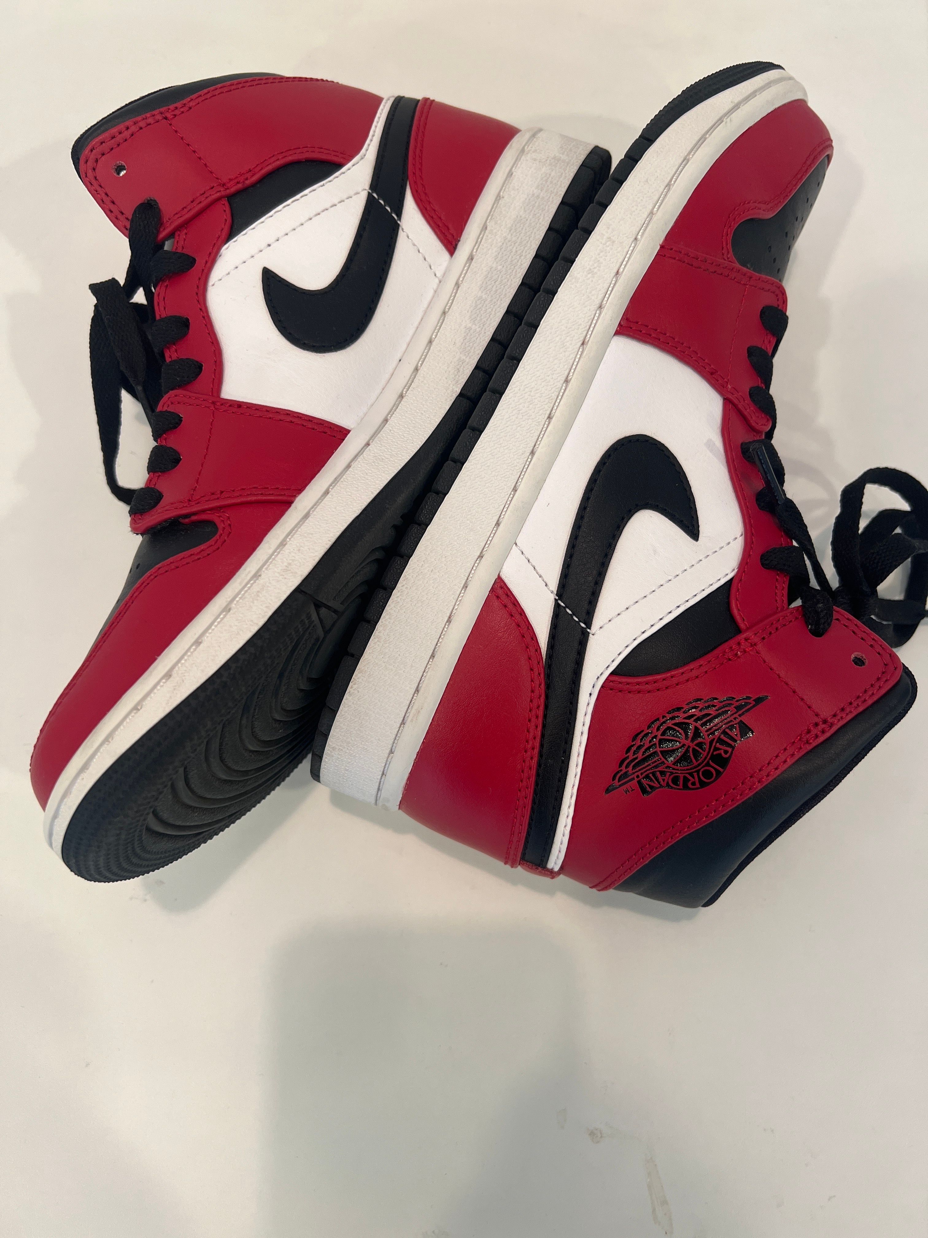 Nike Air Jordan 1 Mid "Chicago Black Toe"