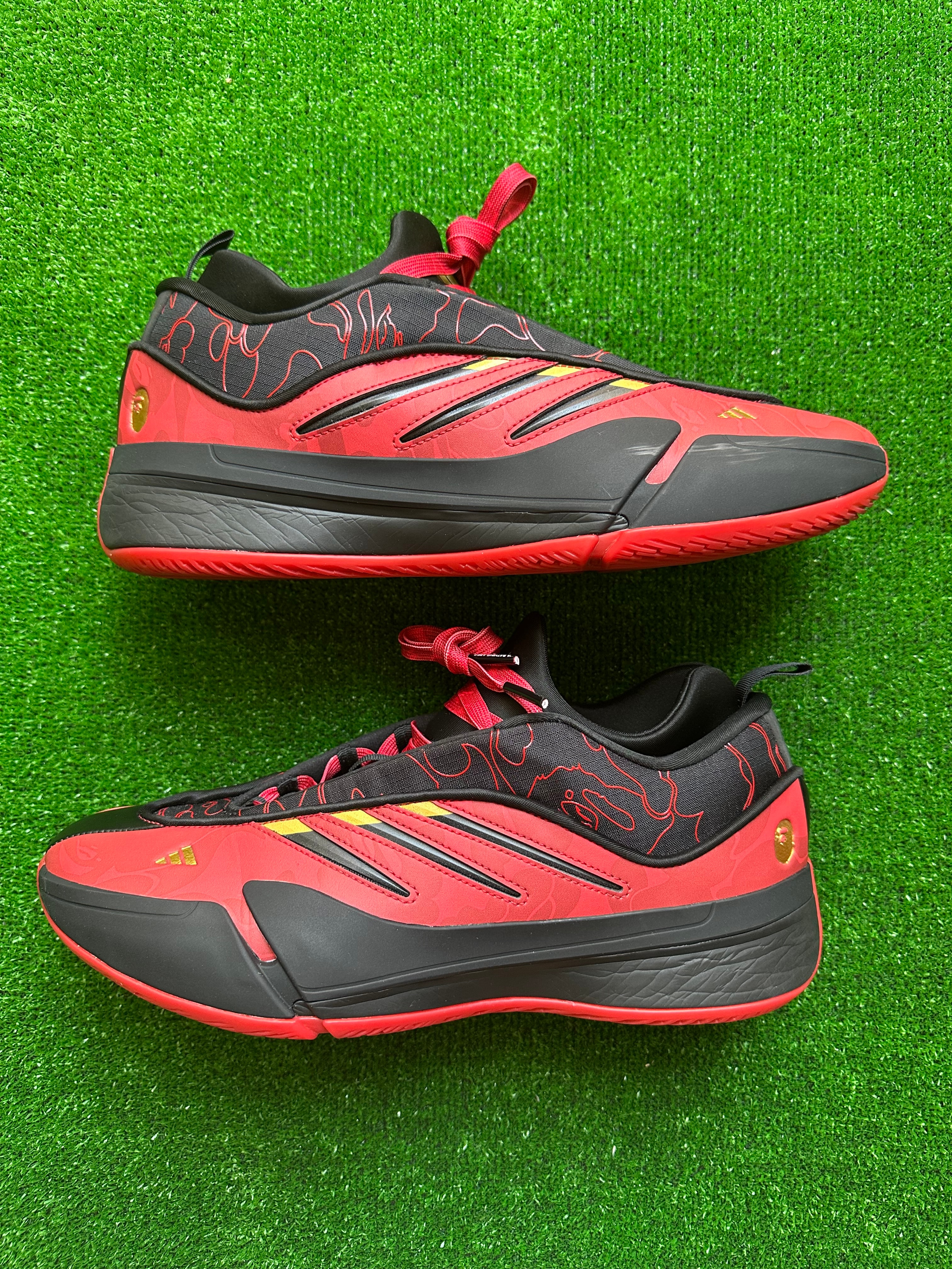 アベイシングエイプ × アディダス デイム9 "ベタースカーレット/コアブラック/ゴールドメタリック"