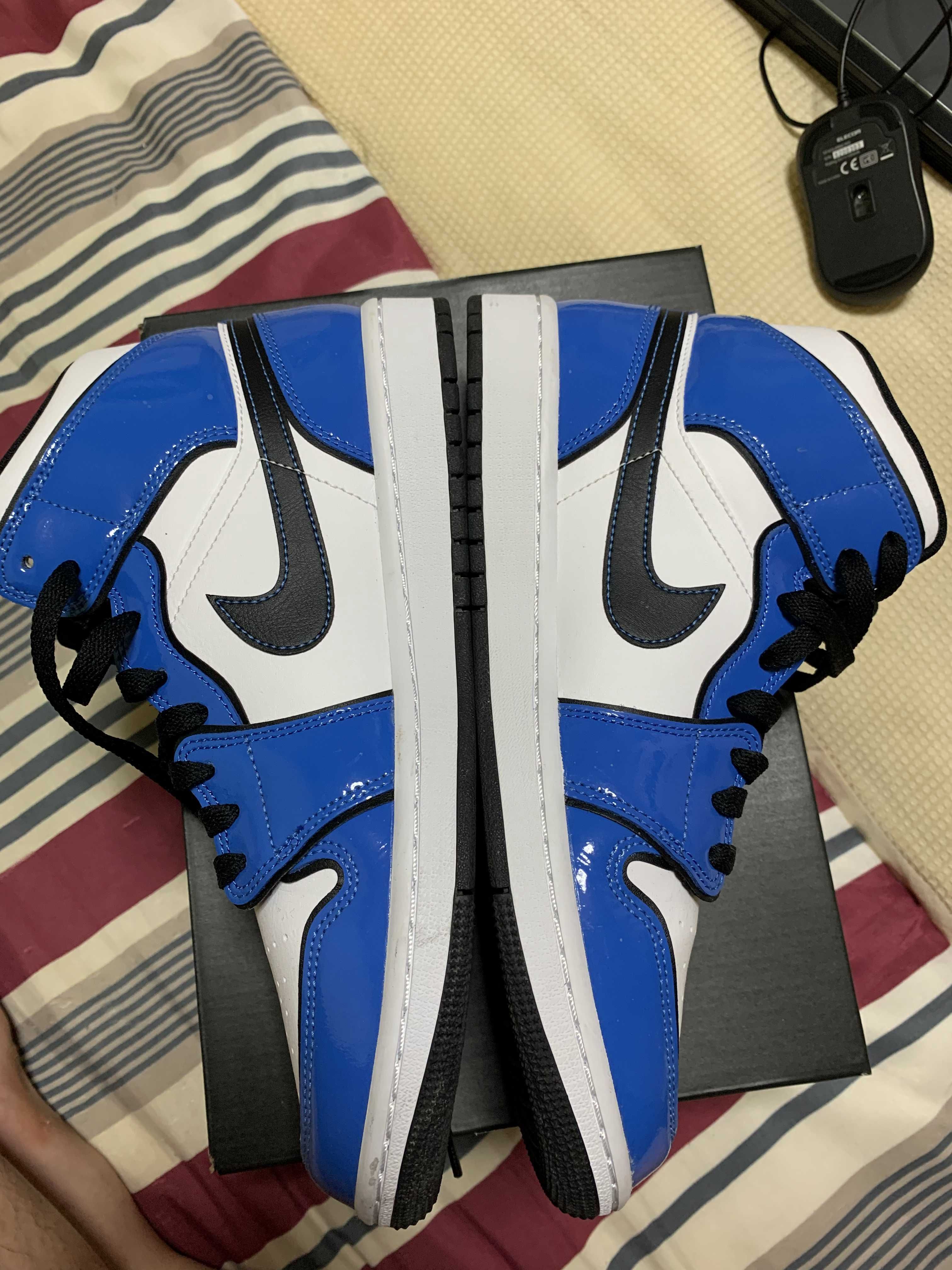 Nike Air Jordan 1 Mid SE "Signal Blue"