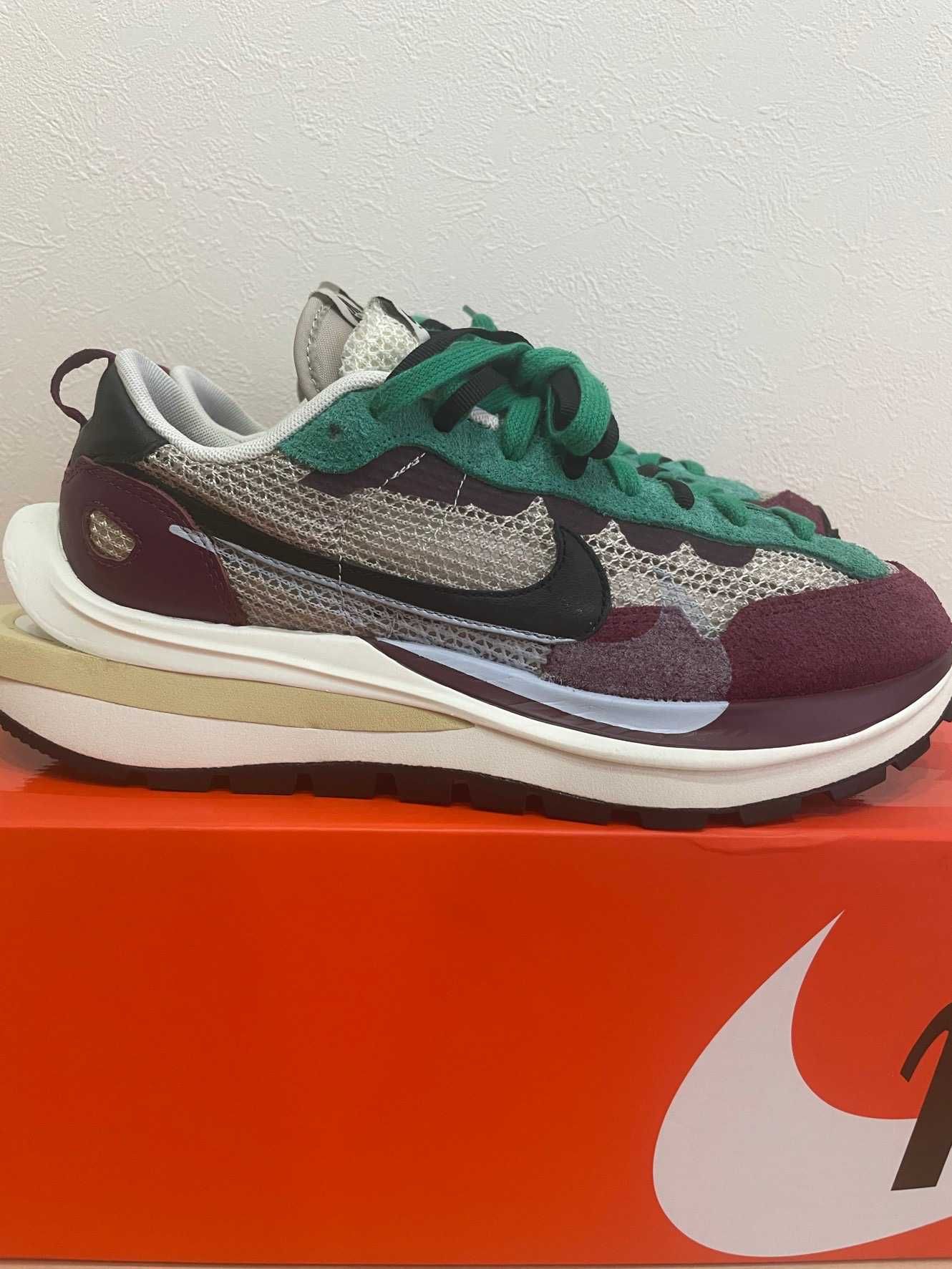 sacai × Nike Vapor Waffle "String/Red/Green"