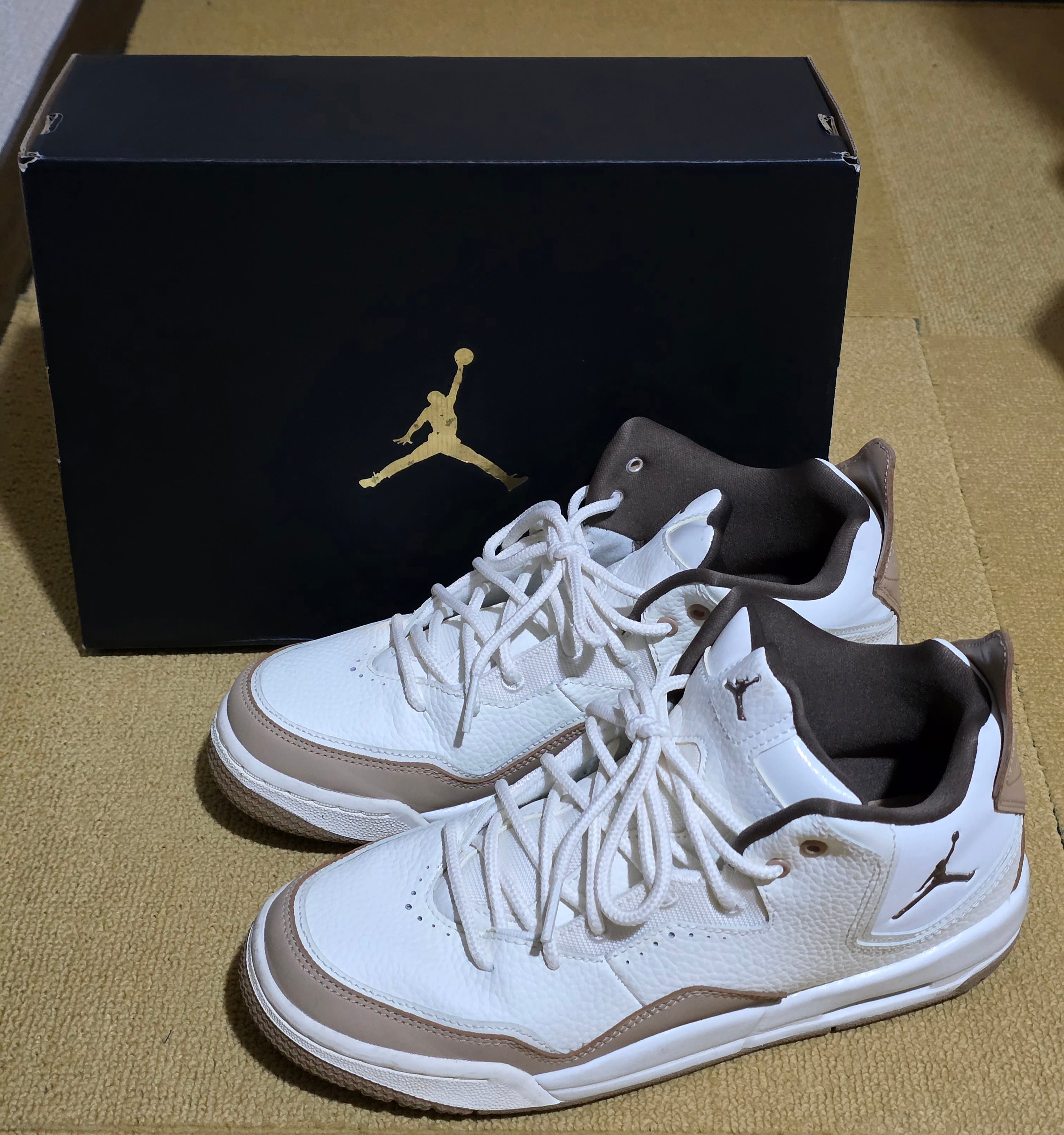 ナイキ GS ジョーダン コートサイド23 "ブラック/パーティクルグレー/ジムレッド" (キッズ)