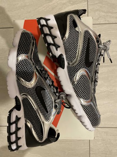 STUSSY × NIKE AIR ZOOM SPIRIDON CAGED "PURE PLATINUM/BLACK-WHITE"