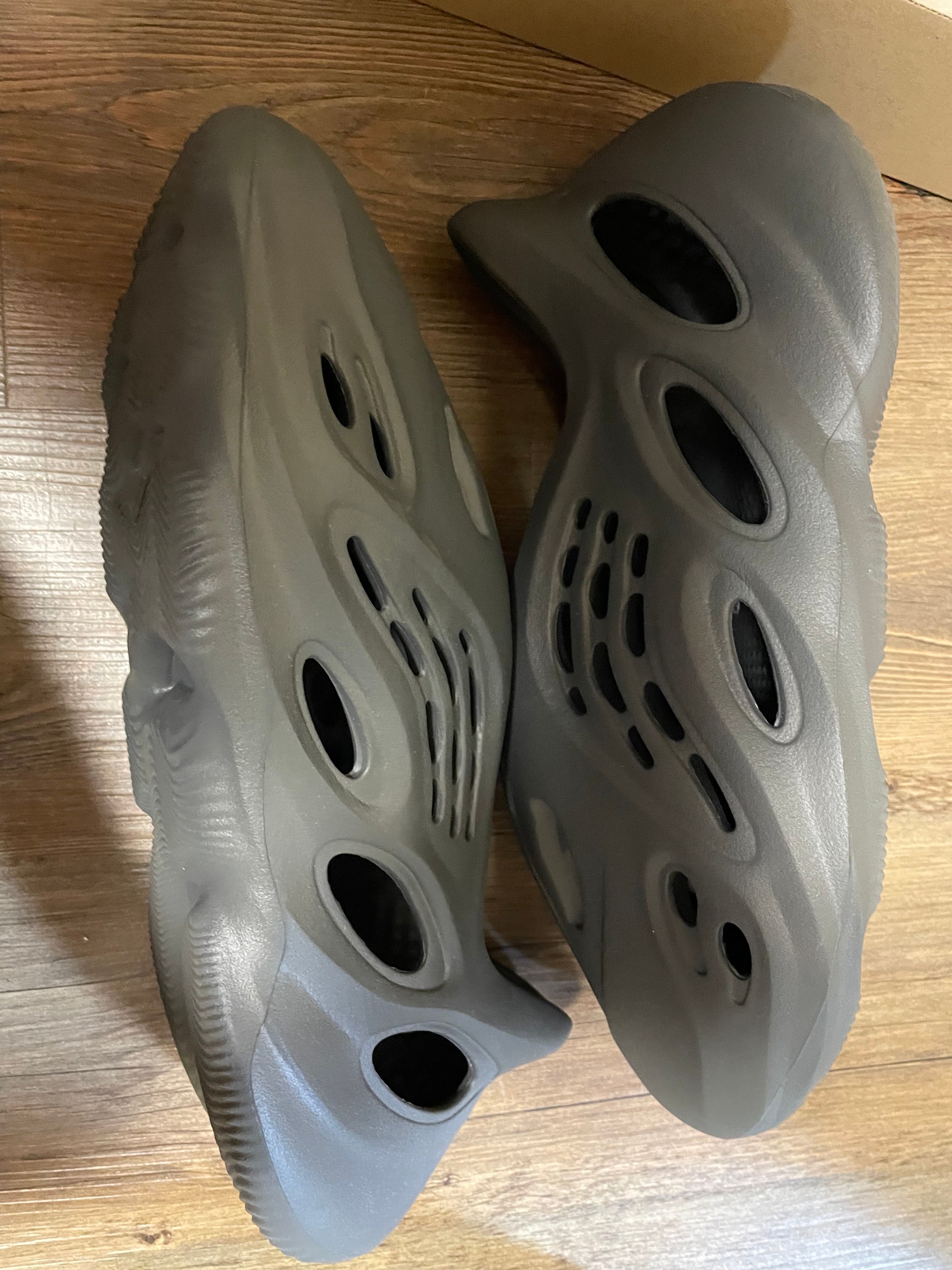 adidas YEEZY Foam Runner "Carbon"