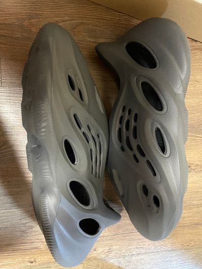 adidas YEEZY Foam Runner "Carbon"