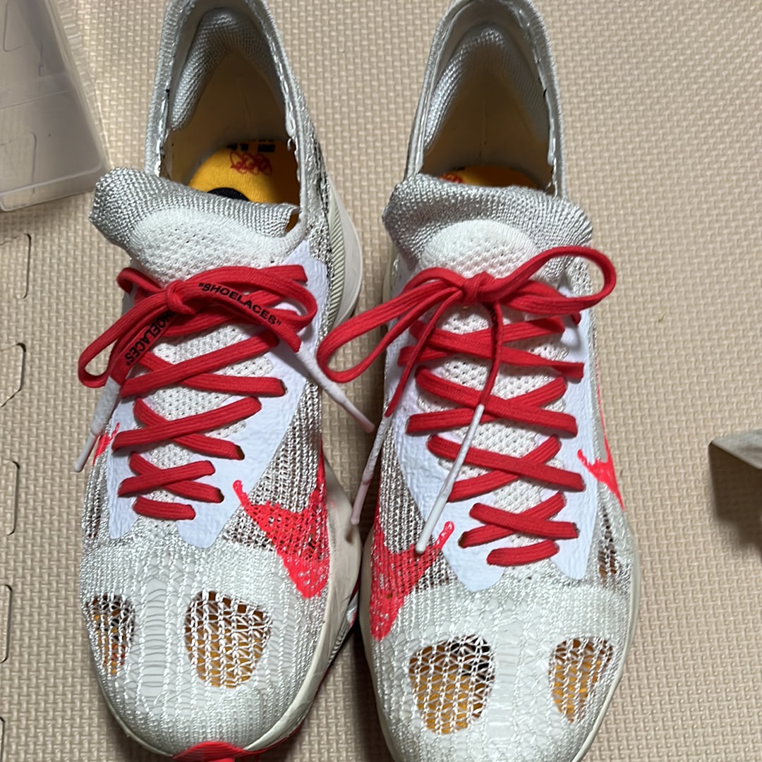 オフホワイト × ナイキ エアズーム テンポ ネクスト％ フライニット "ソーラーレッド"