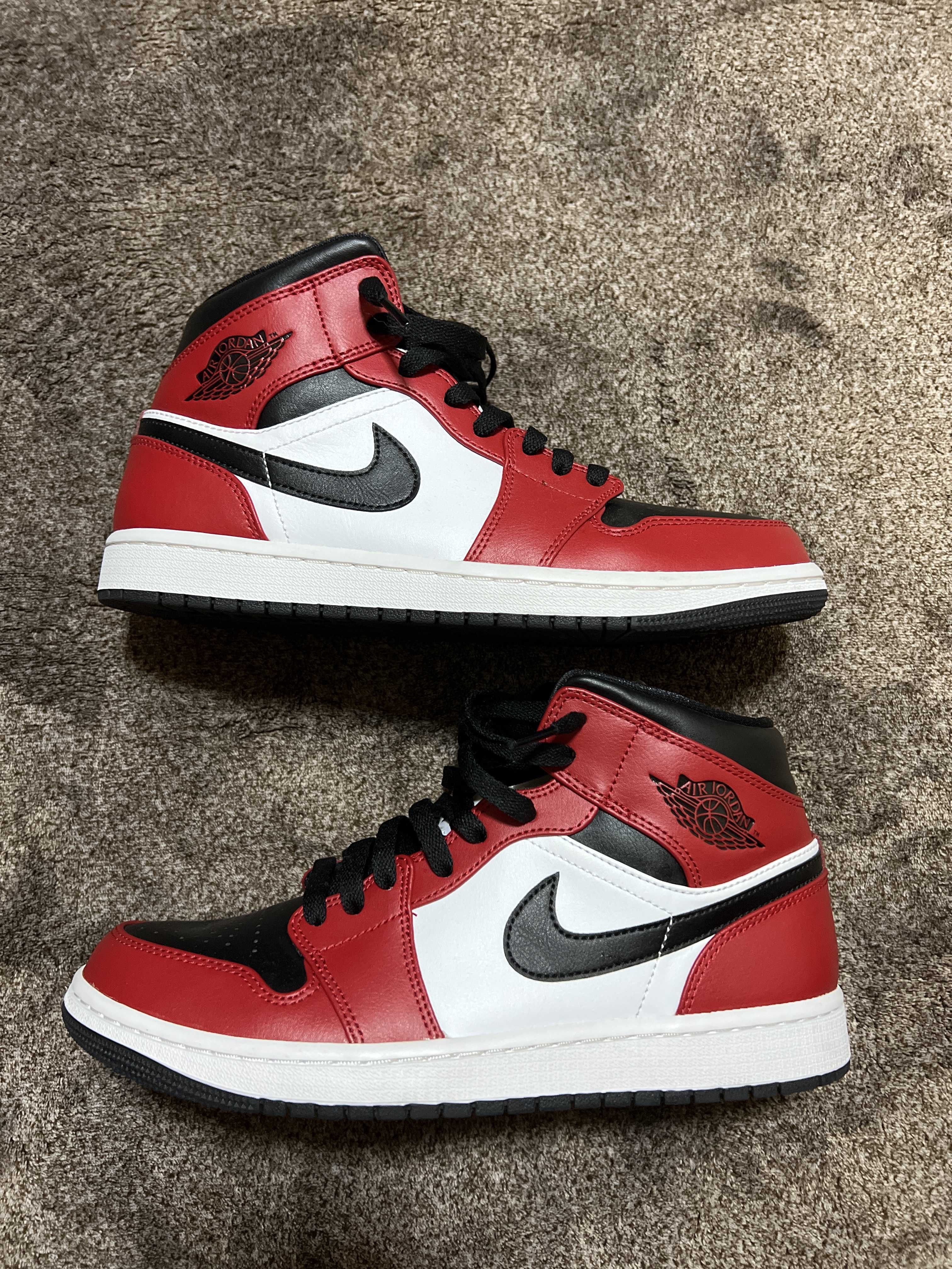 Nike Air Jordan 1 Mid "Chicago Black Toe"