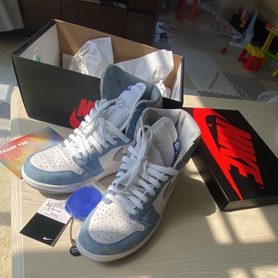 Nike Air Jordan 1 High OG "Hyper Royal"