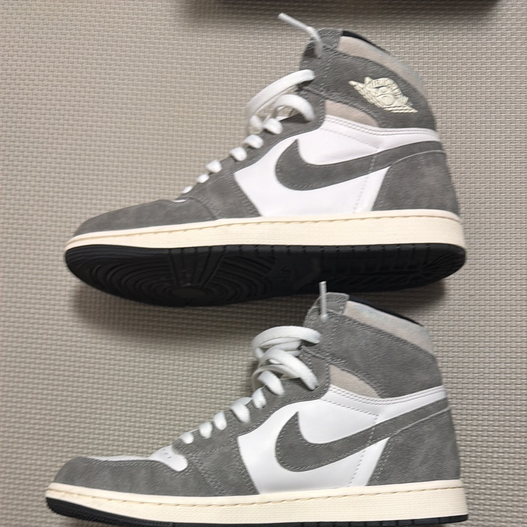 Nike Air Jordan 1 Retro High OG "Black and Smoke Grey"