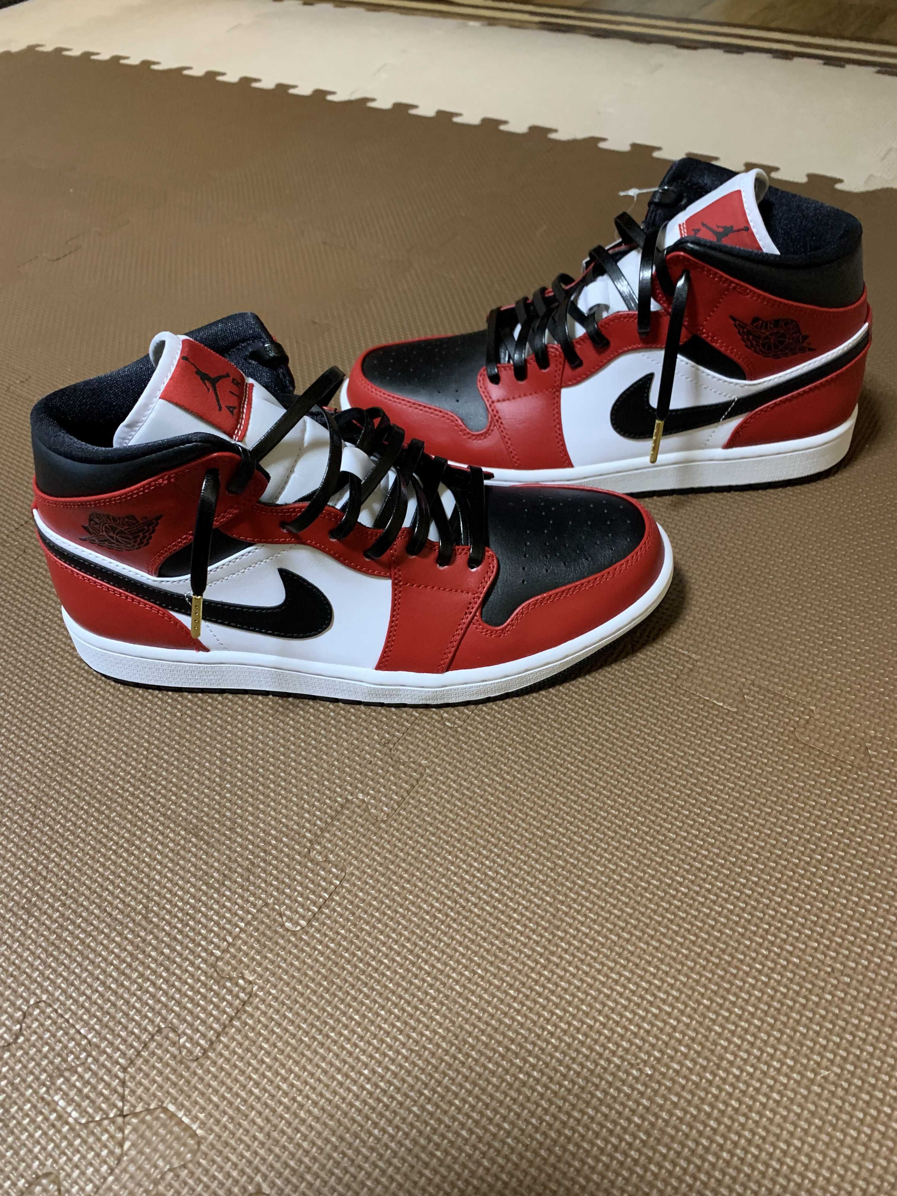 Nike Air Jordan 1 Mid "Chicago Black Toe"