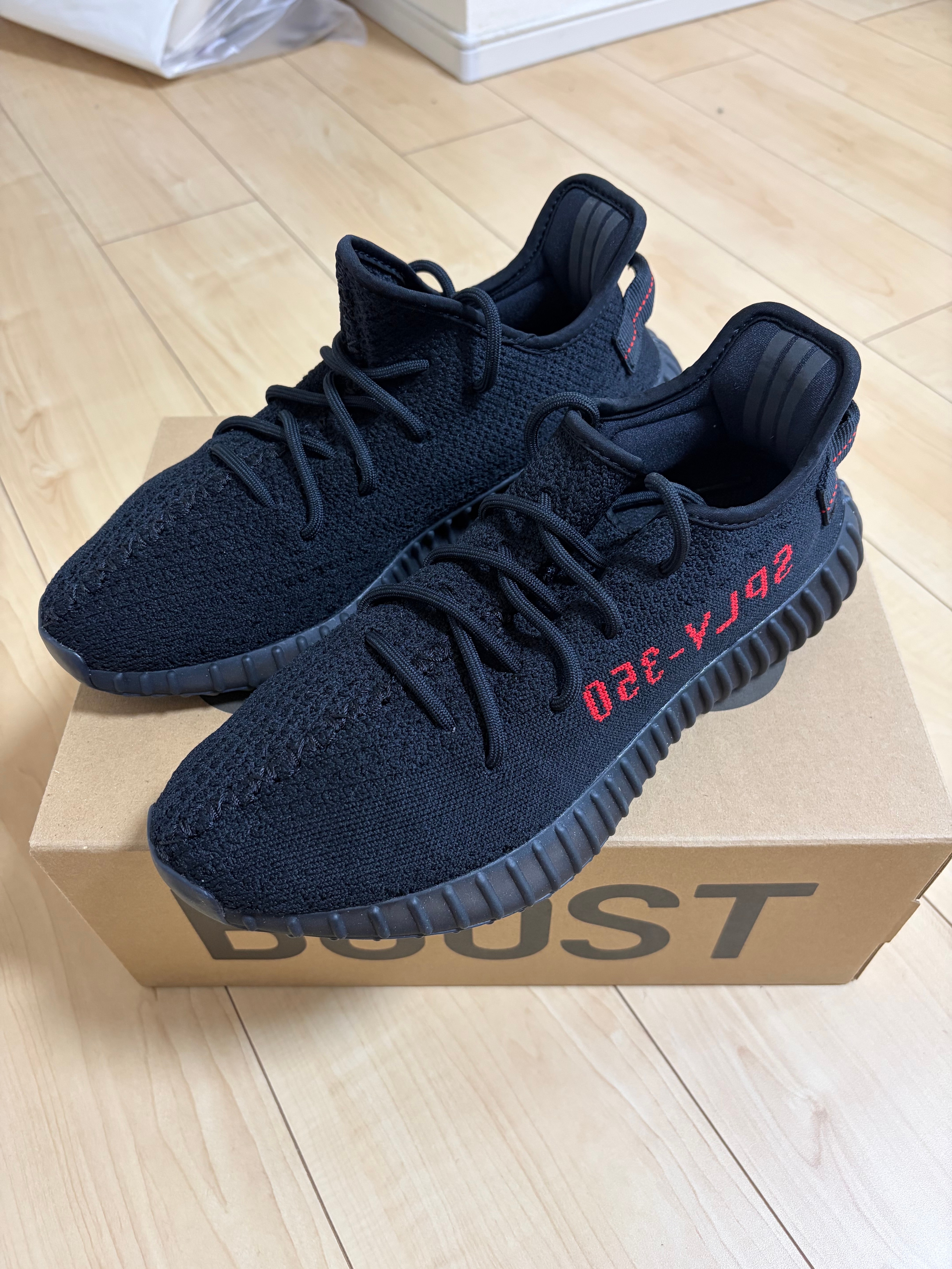 アディダス イージー ブースト350V2 "コアブラック/レッド" (2020)