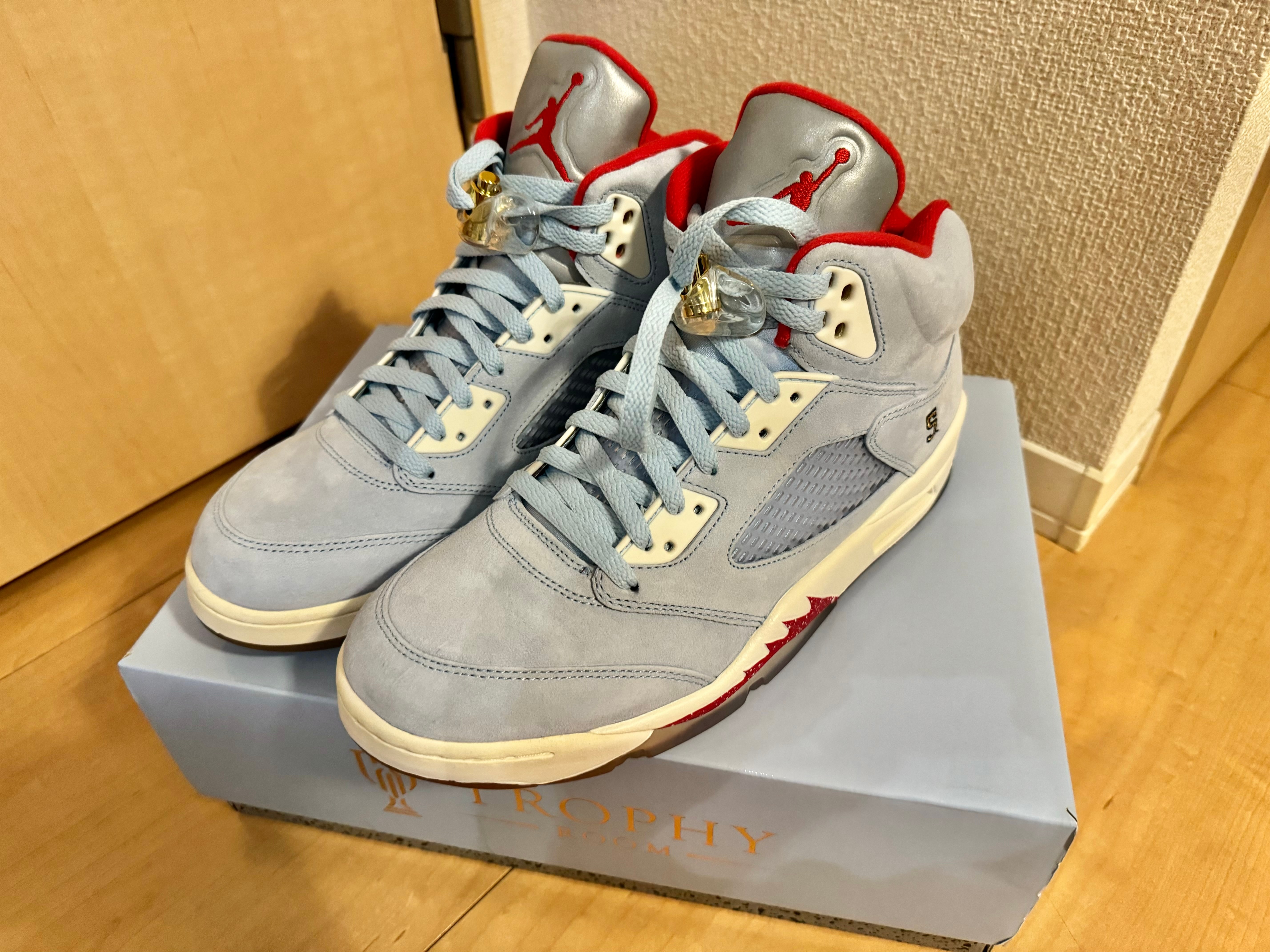 トロフィールーム × ナイキ エアジョーダン5 JSPパック "アイスブルー"