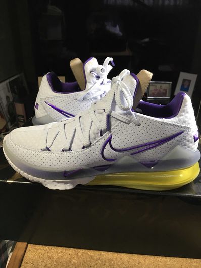 NIKE LEBRON XVII LOW