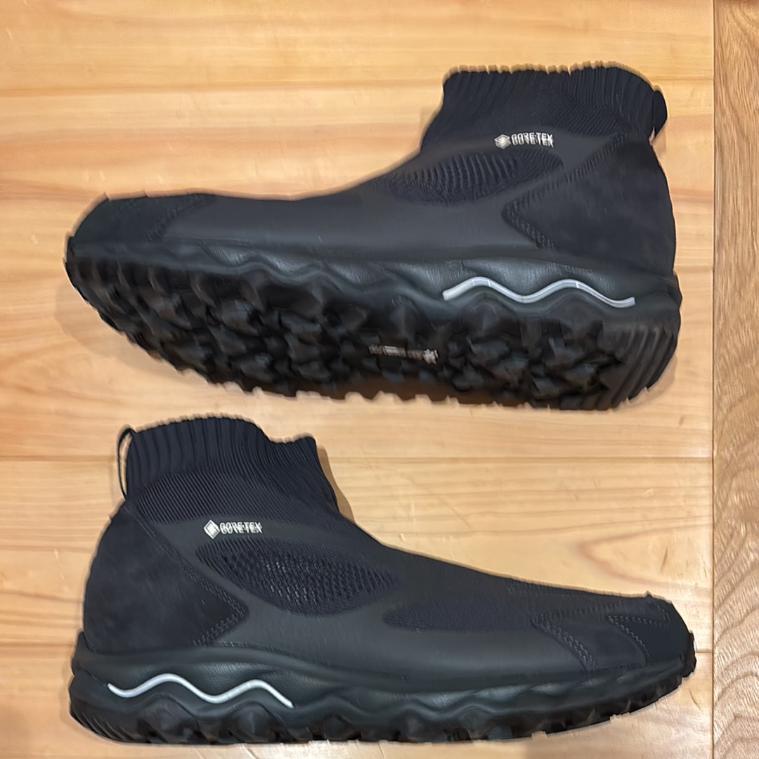 ノンネイティブ × ミズノ ウェーブ ムジン TL ミッド ゴアテックス "ブラック"