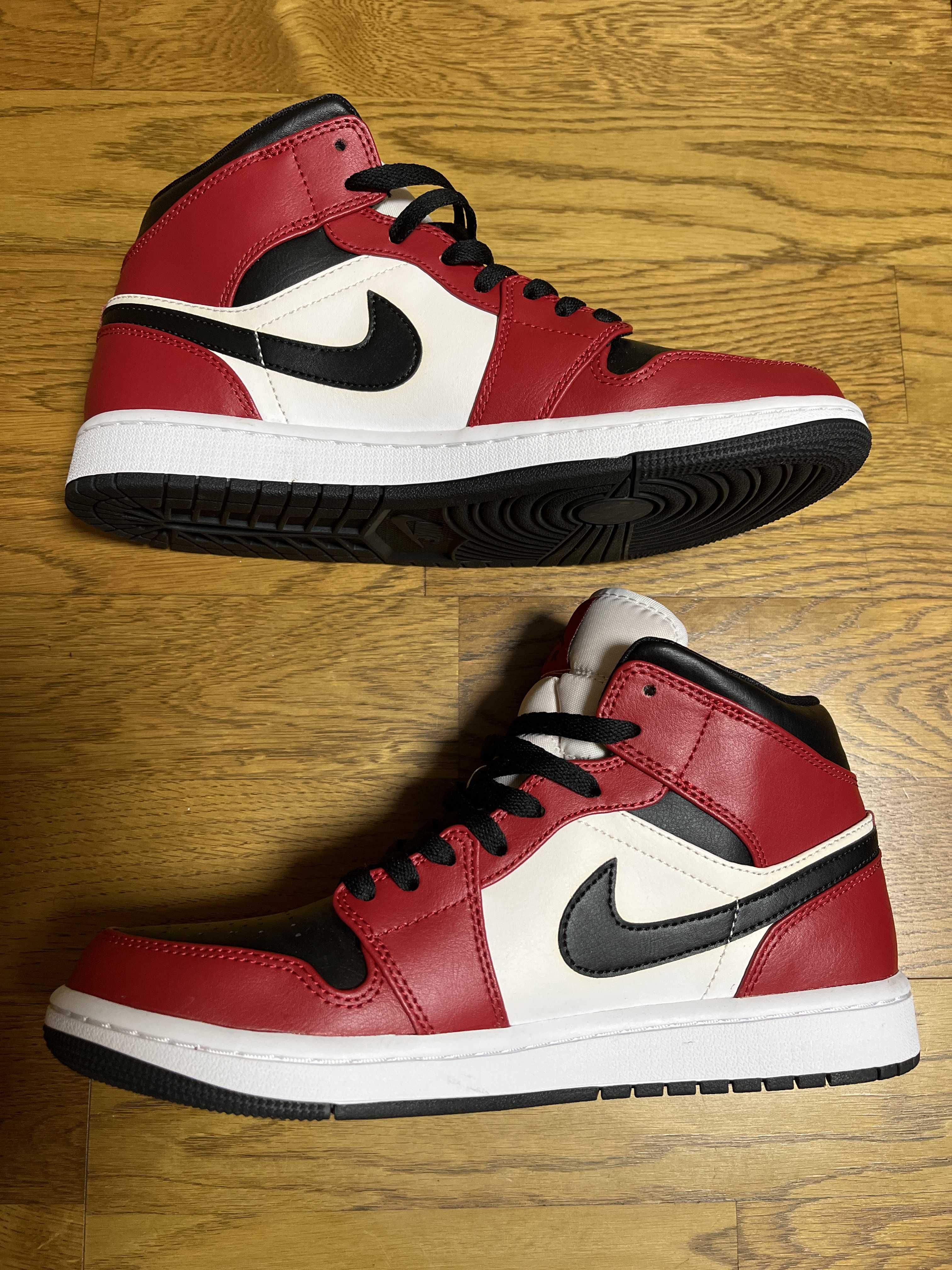 Nike Air Jordan 1 Mid "Chicago Black Toe"