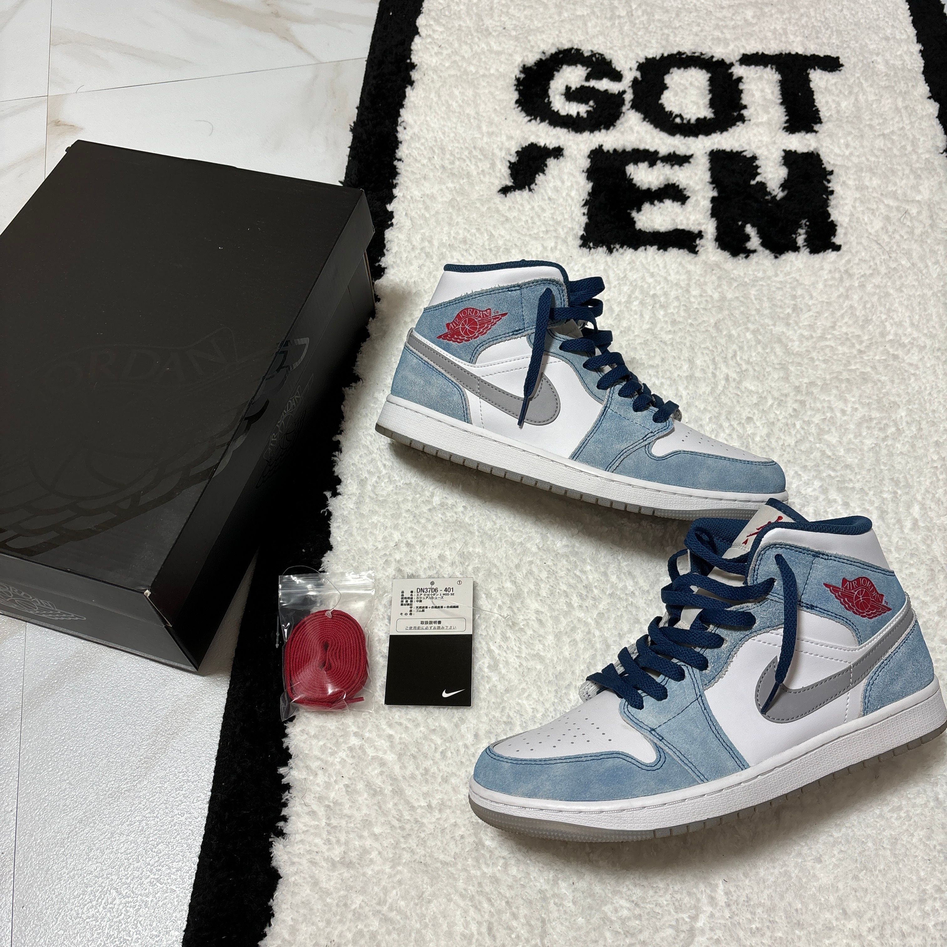 Nike Air Jordan 1 Mid SE "White/Hyper Royal/Red"
