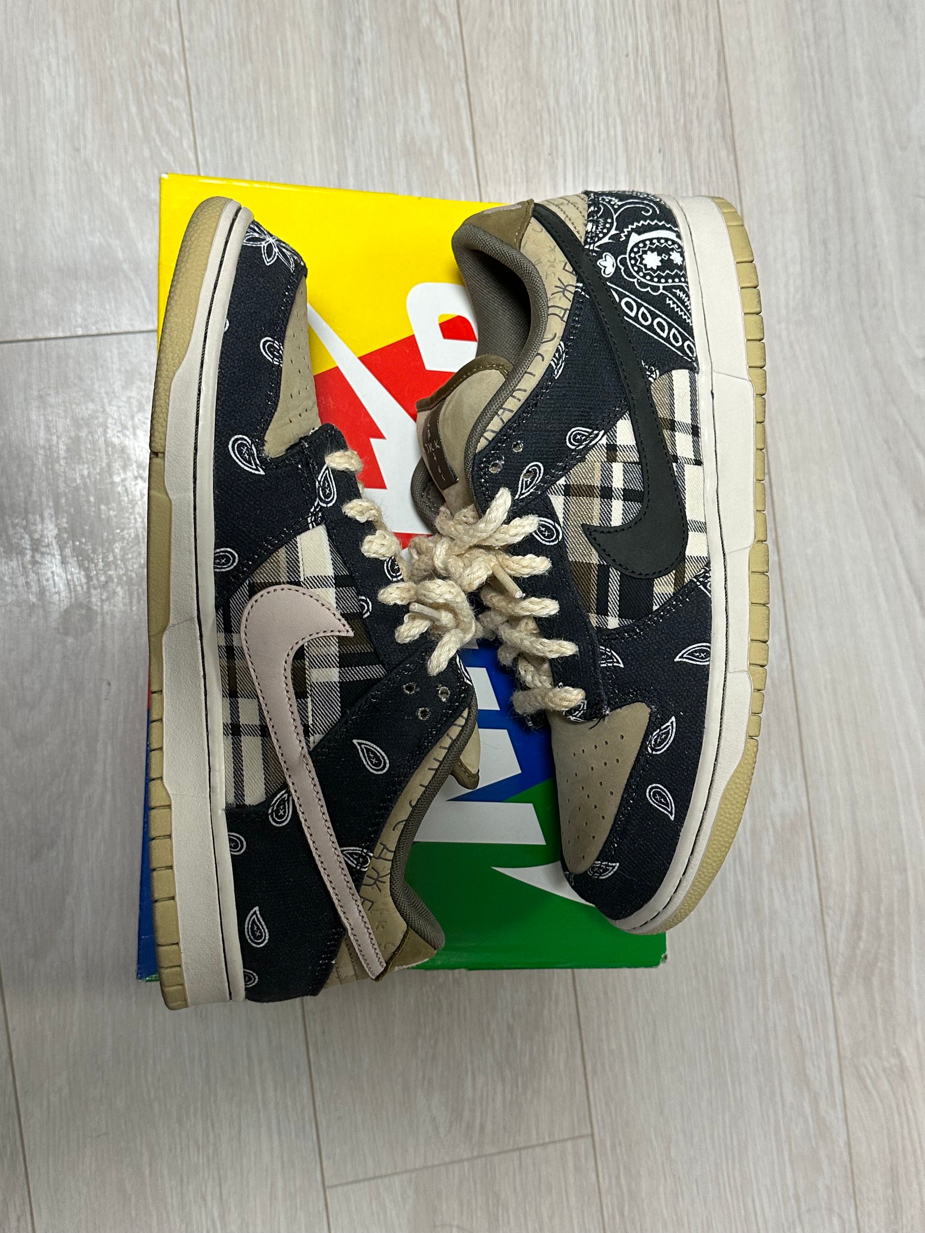 Travis Scott × Nike SB Dunk Low "Black/Parachute Beige"