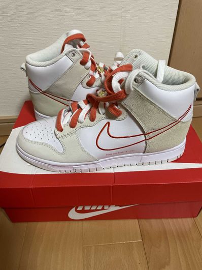 NIKE Women's DUNK HIGH SE FIRST USE "WHITE/ORANGE"