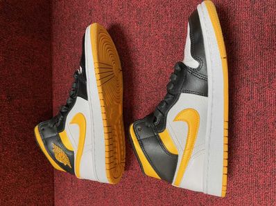 Nike Women's Air Jordan 1 Mid SE "Laser Orange Black"