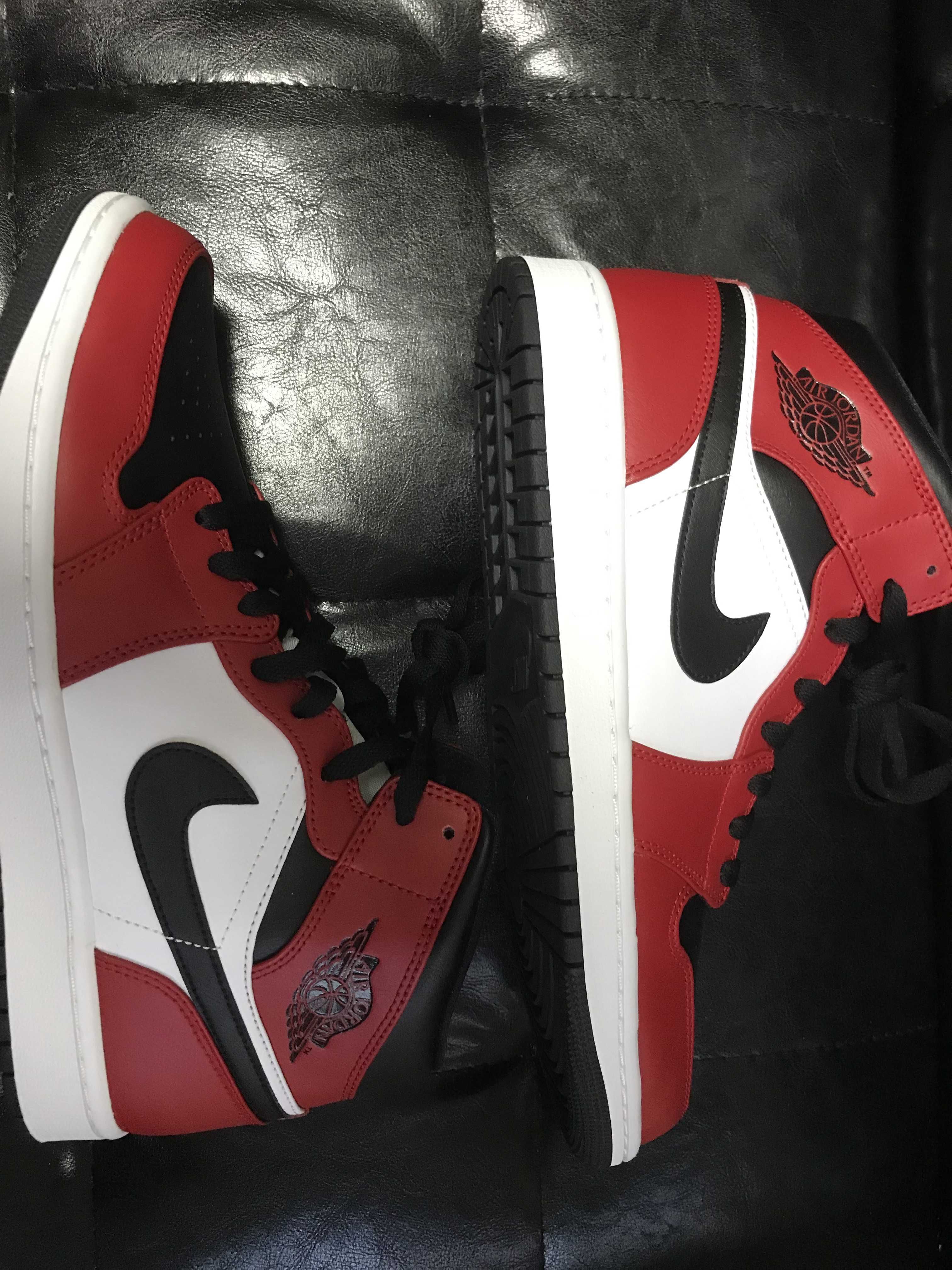 Nike Air Jordan 1 Mid "Chicago Black Toe"