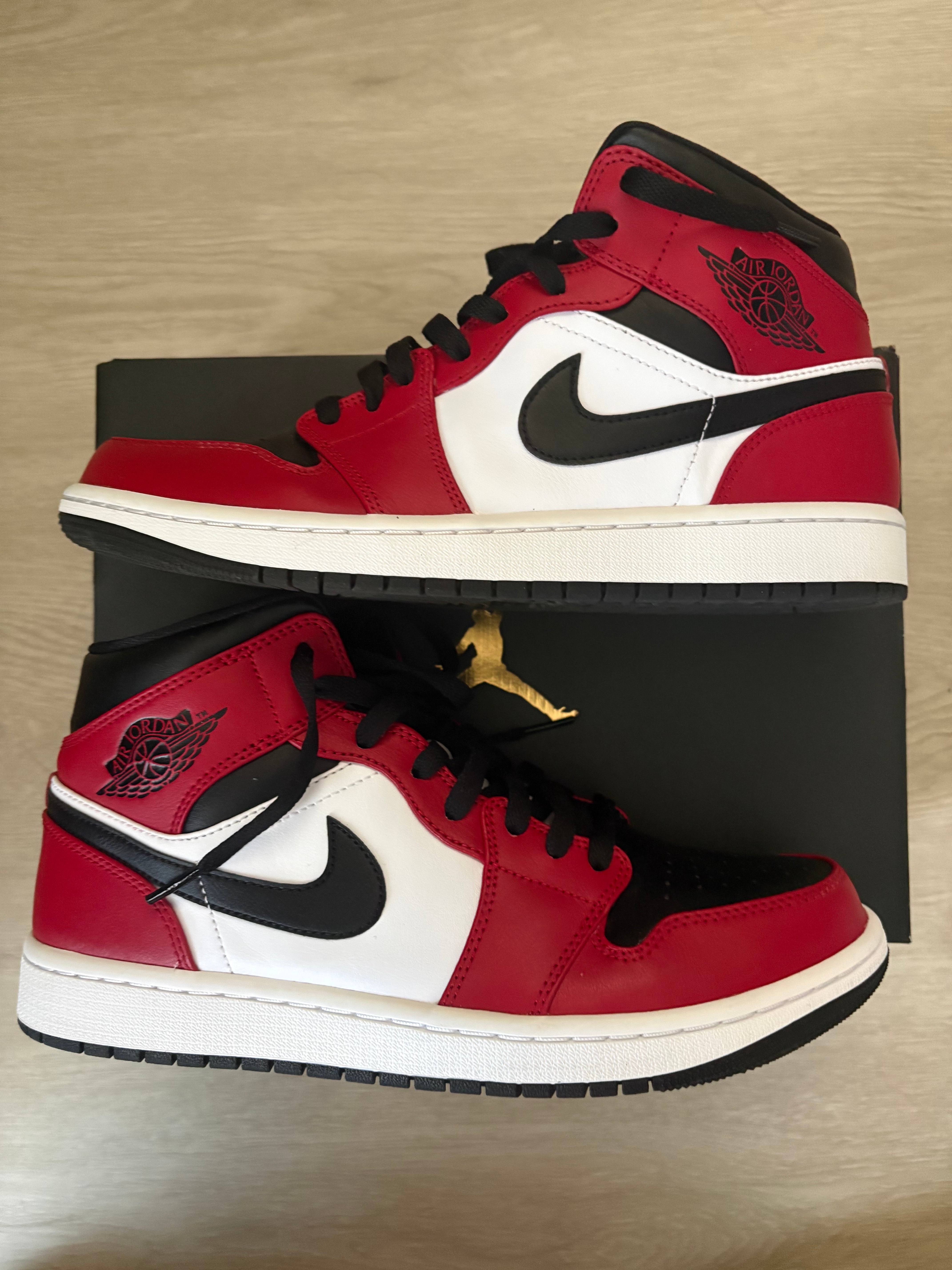 Nike Air Jordan 1 Mid "Chicago Black Toe"