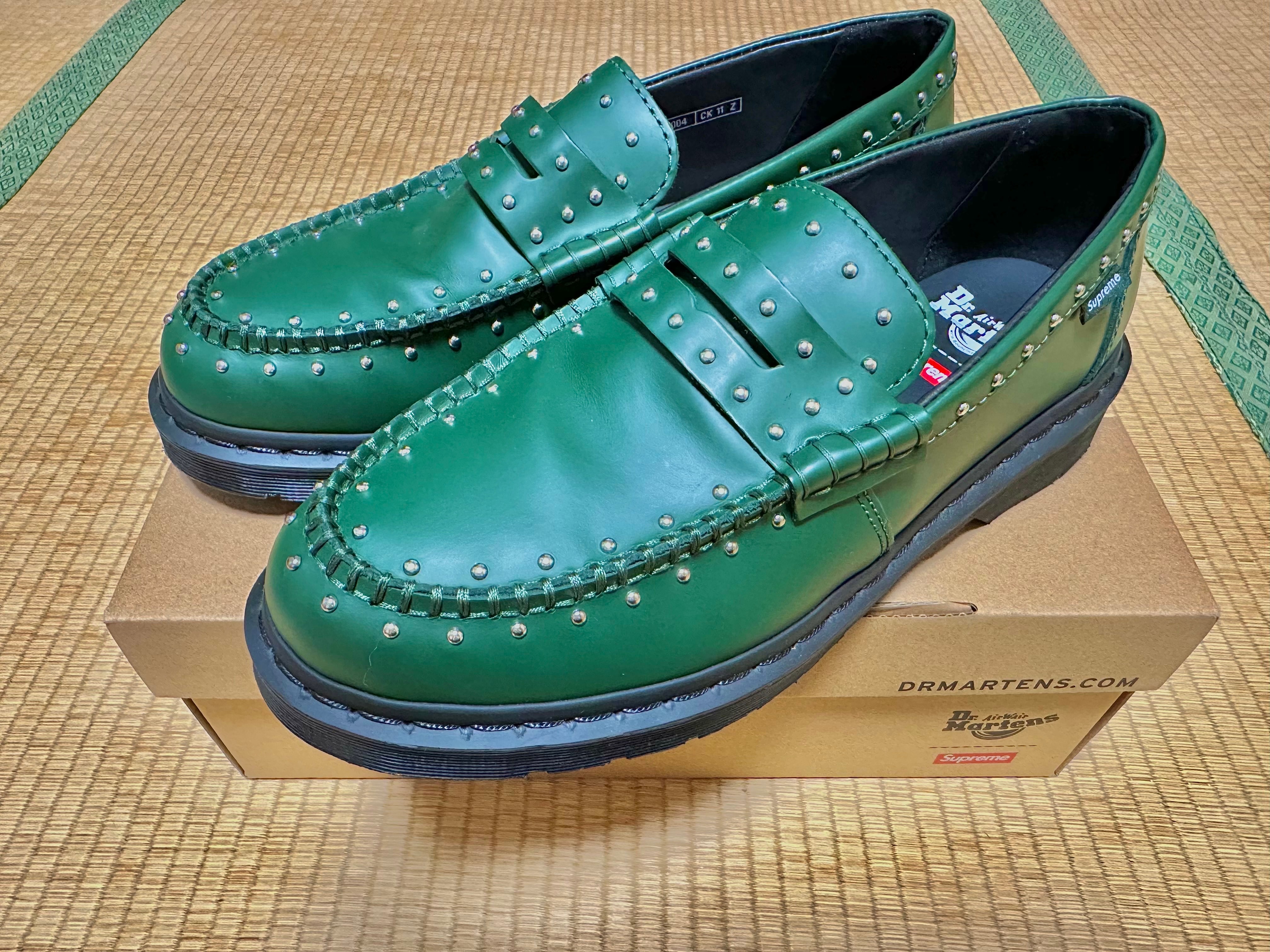 シュプリーム × ドクターマーチン スタッズ ペントン ローファー "ダークグリーン" 25SS Week 13